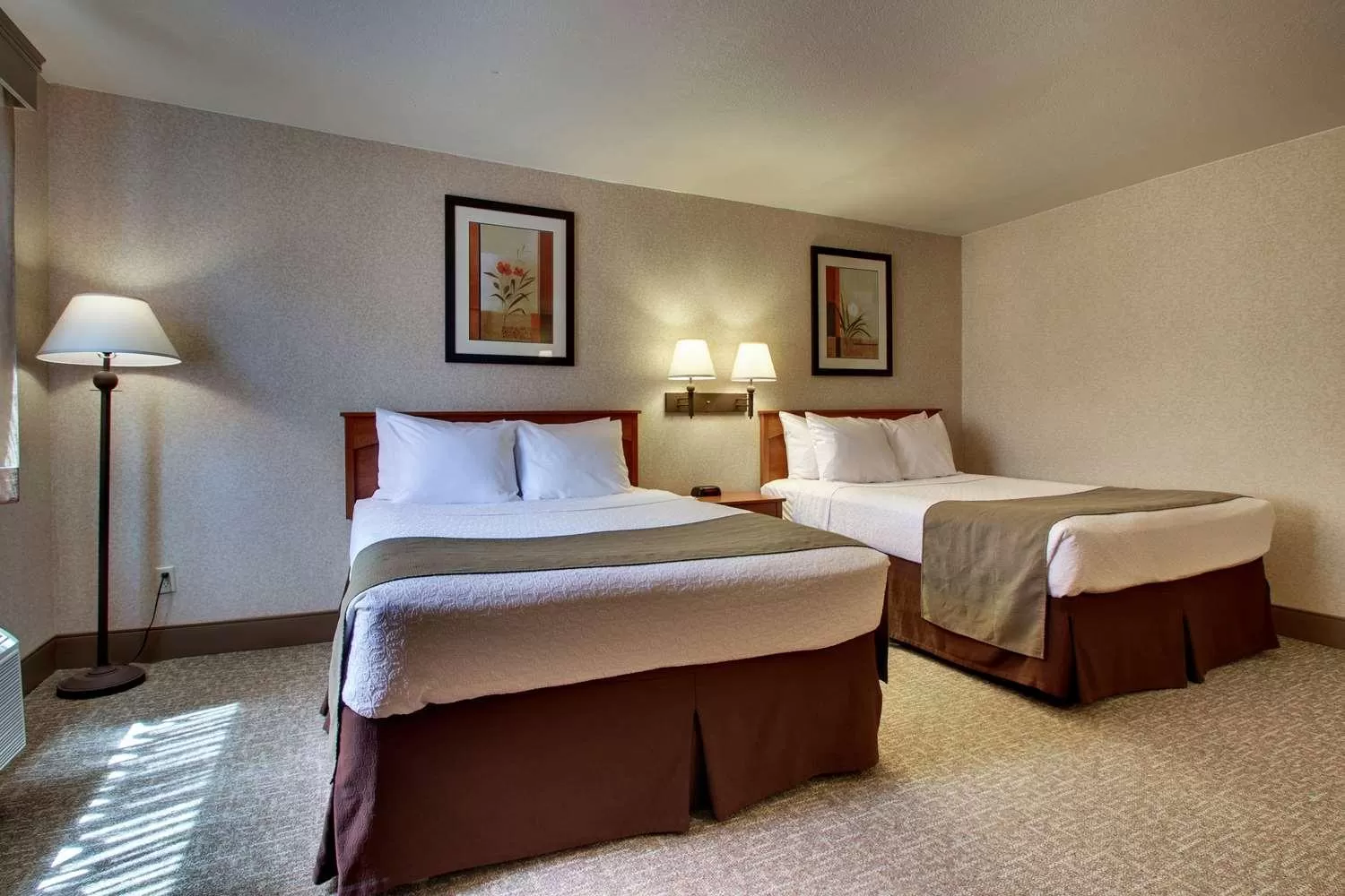 Bathroom, Bed in Best Western West Hills Inn