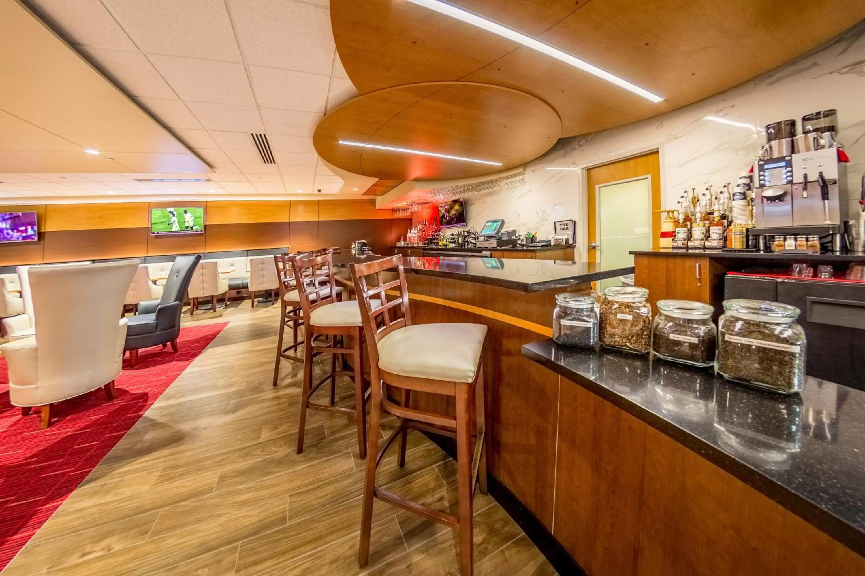 Lounge or bar in Holiday Inn Des Moines-Airport Conf Center by IHG