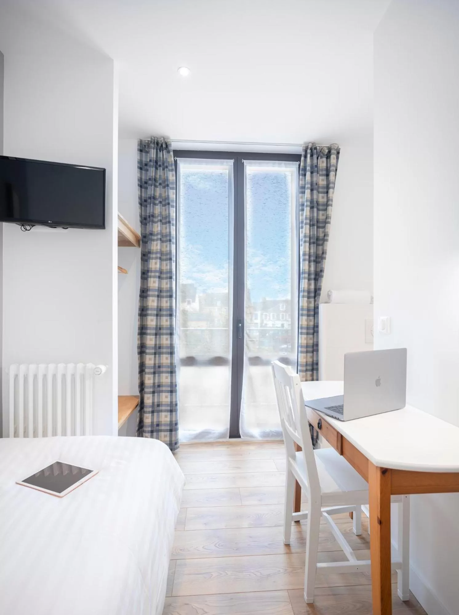 Photo of the whole room, TV/Entertainment Center in Hotel Restaurant Spa De La Citadelle Lorient