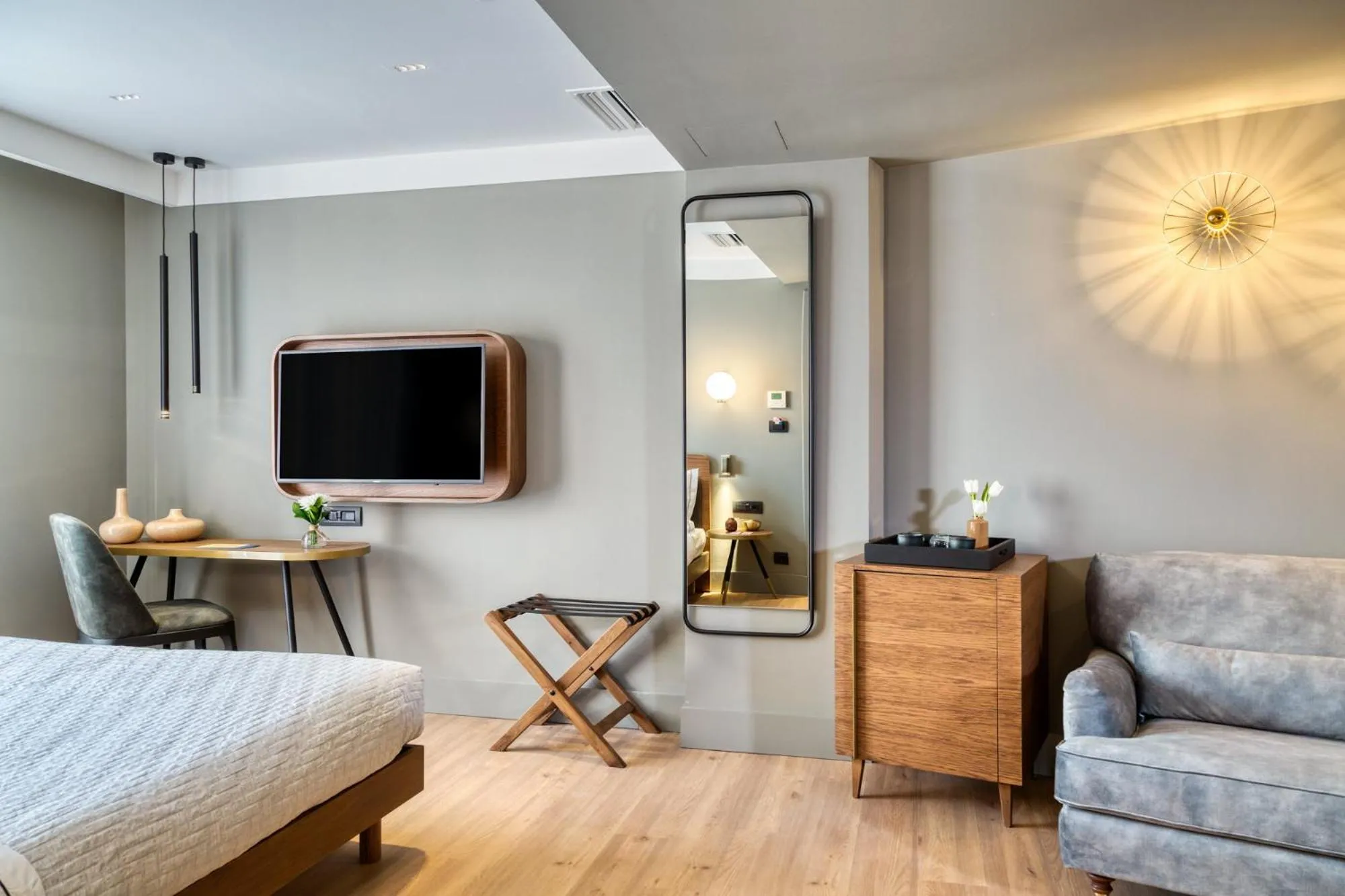 Bed, TV/Entertainment Center in Blend Hotel