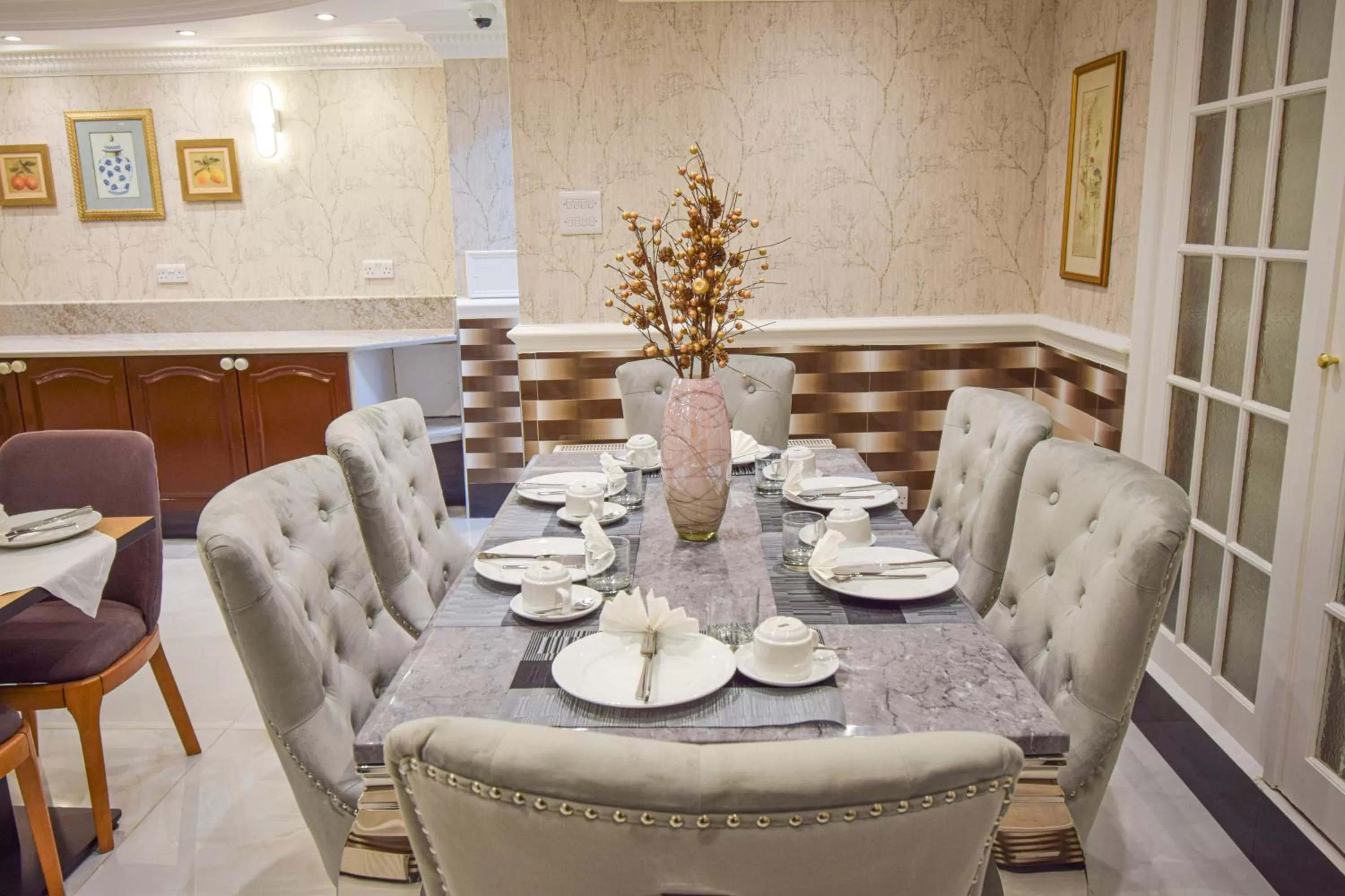 Restaurant/places to eat in Pembridge Palace Hotel