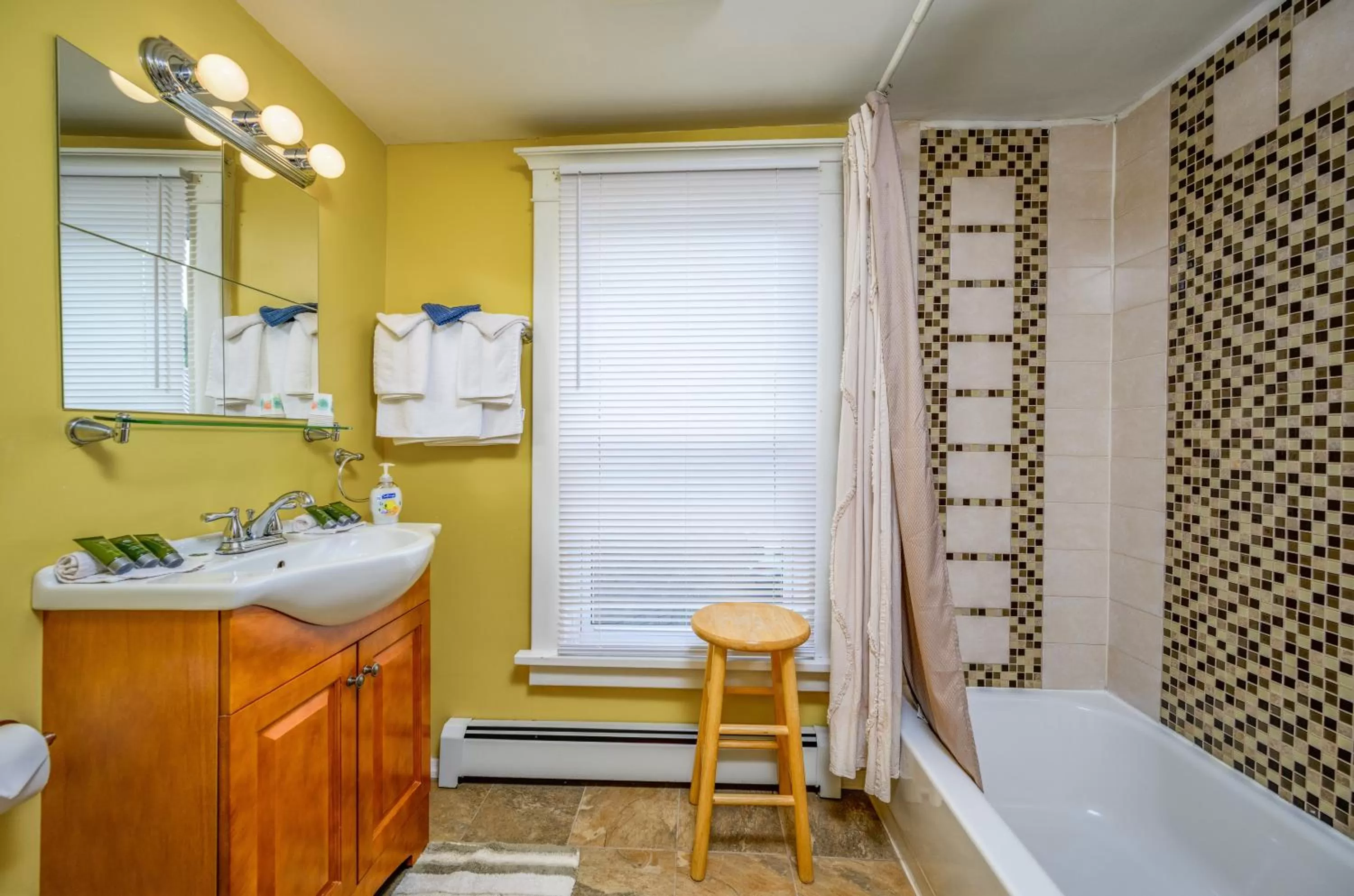 Bathroom in Mountain Treasure Bed and Breakfast