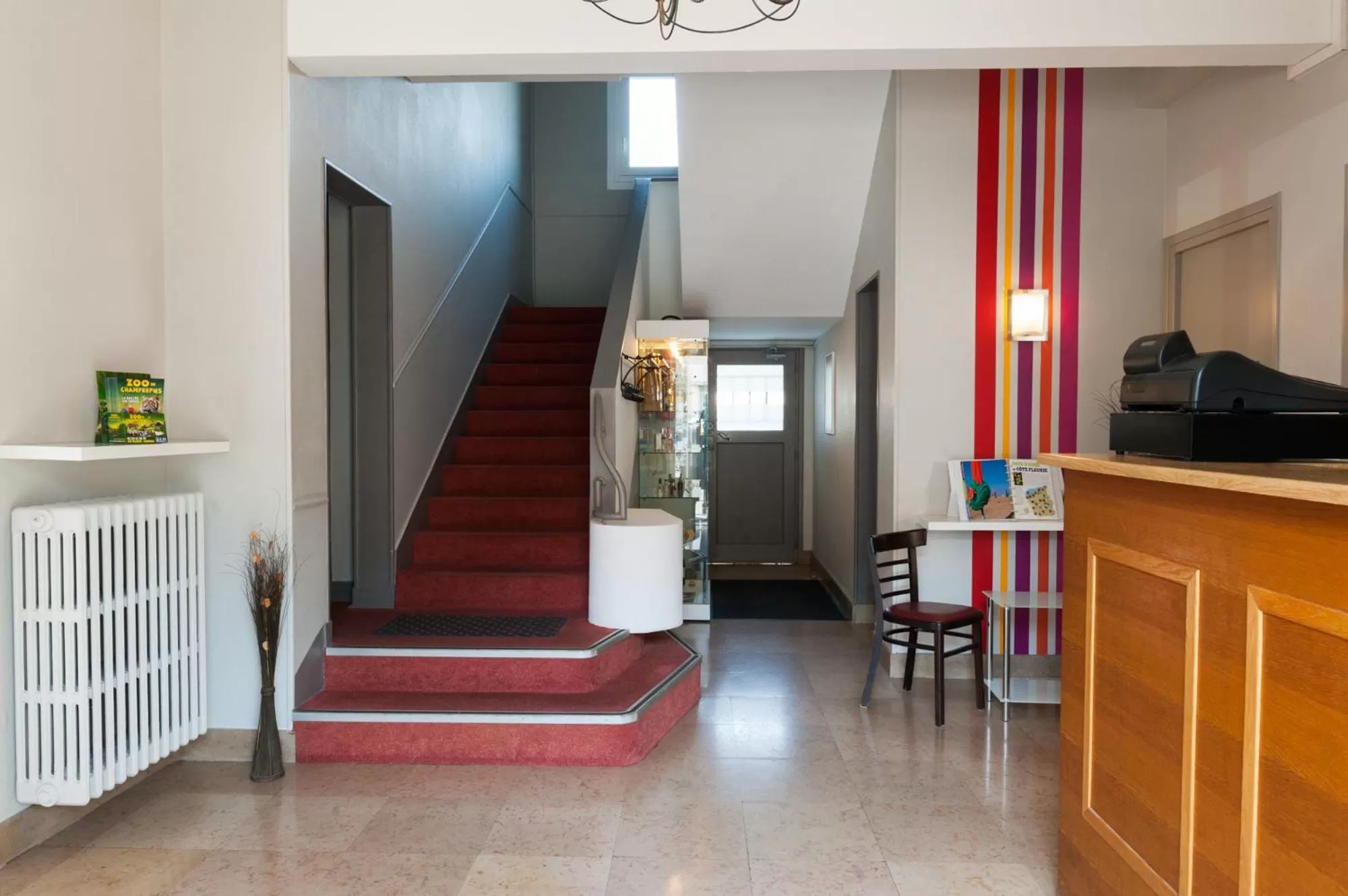 Lobby or reception in The Originals City, Hôtel Le Savoy, Caen