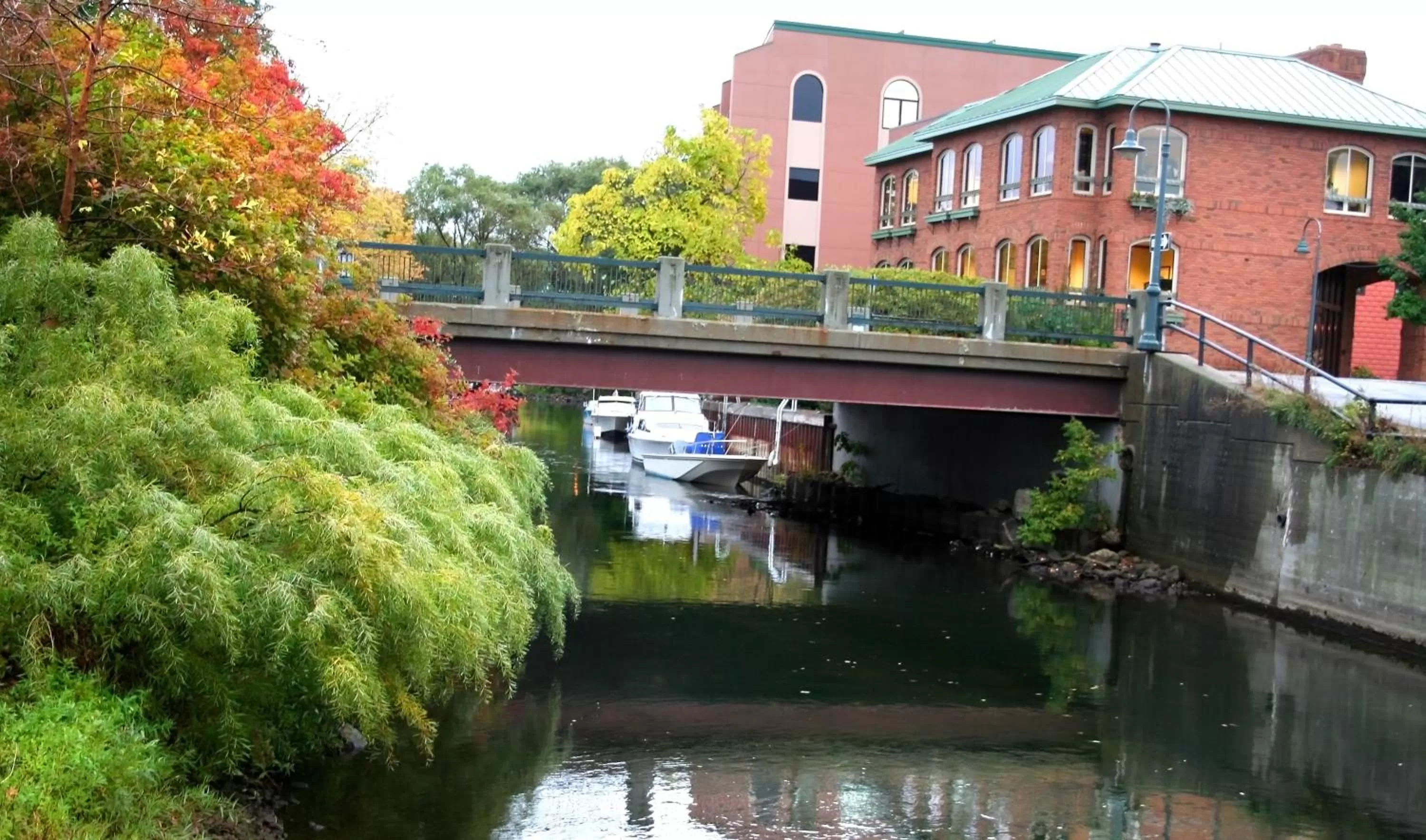 Property building in Country Inn & Suites by Radisson, Traverse City, MI