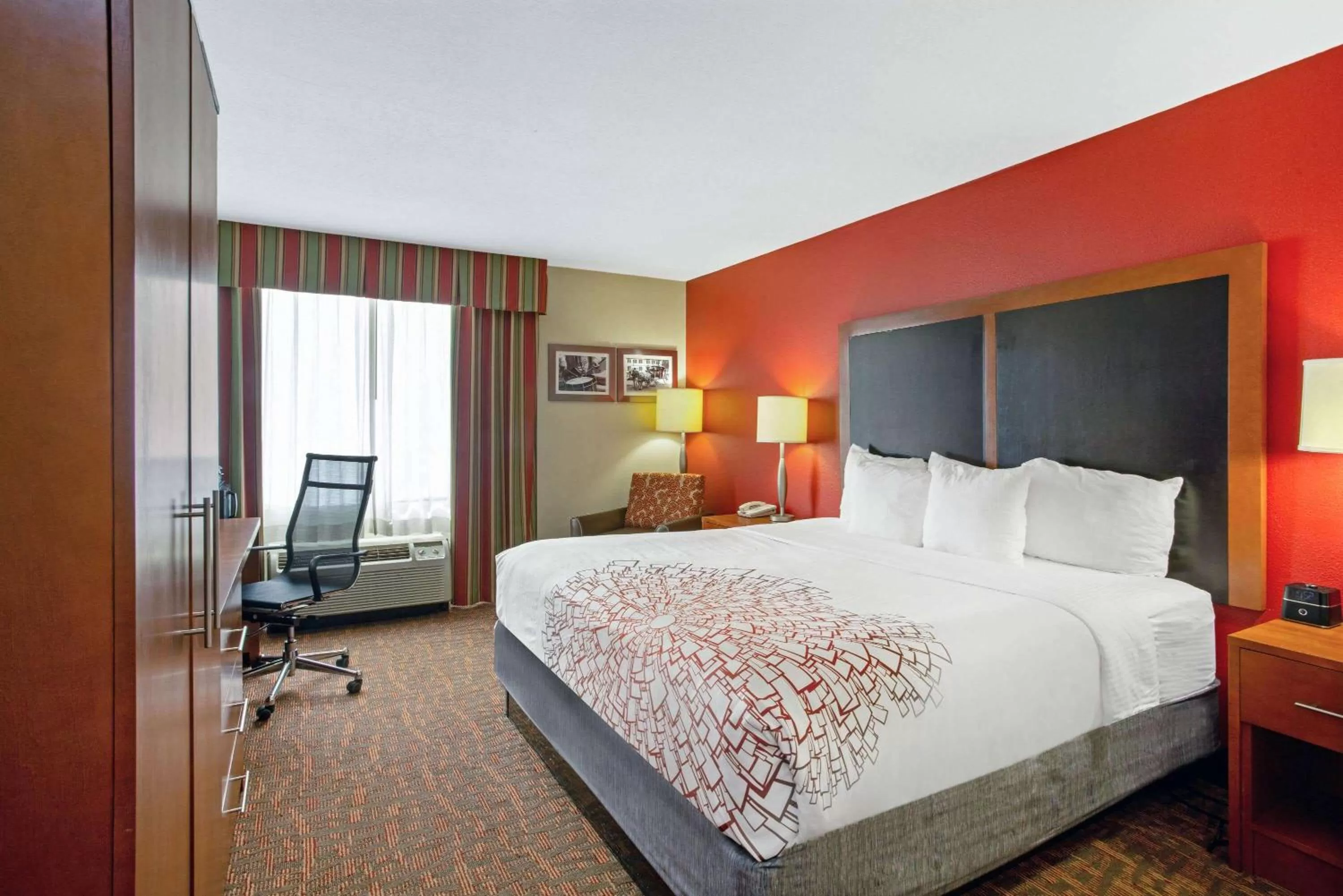 Photo of the whole room, Bed in La Quinta by Wyndham Williamsburg Historic Area