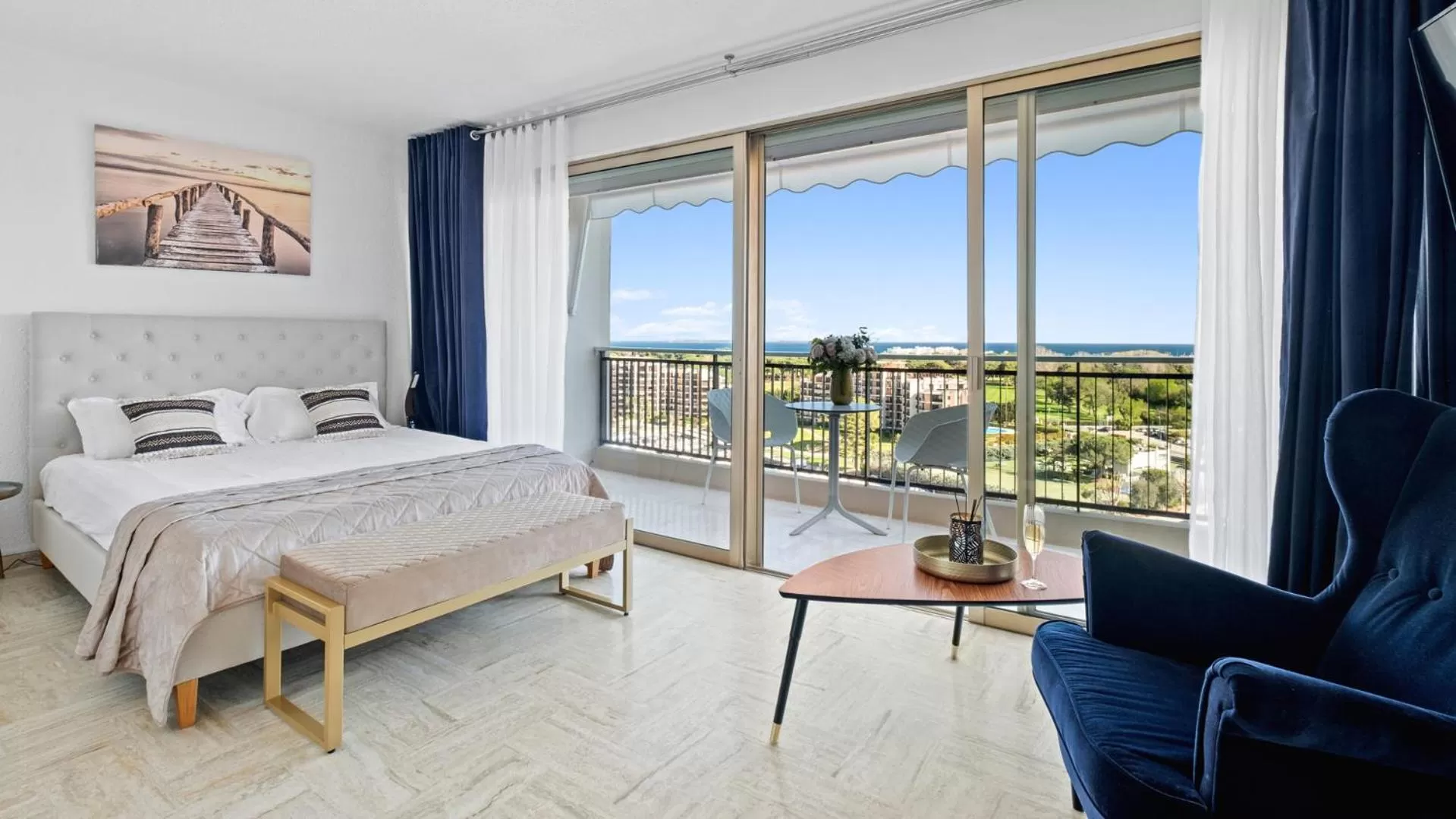 Bed in Cannes Marina Appart Hotel Mandelieu