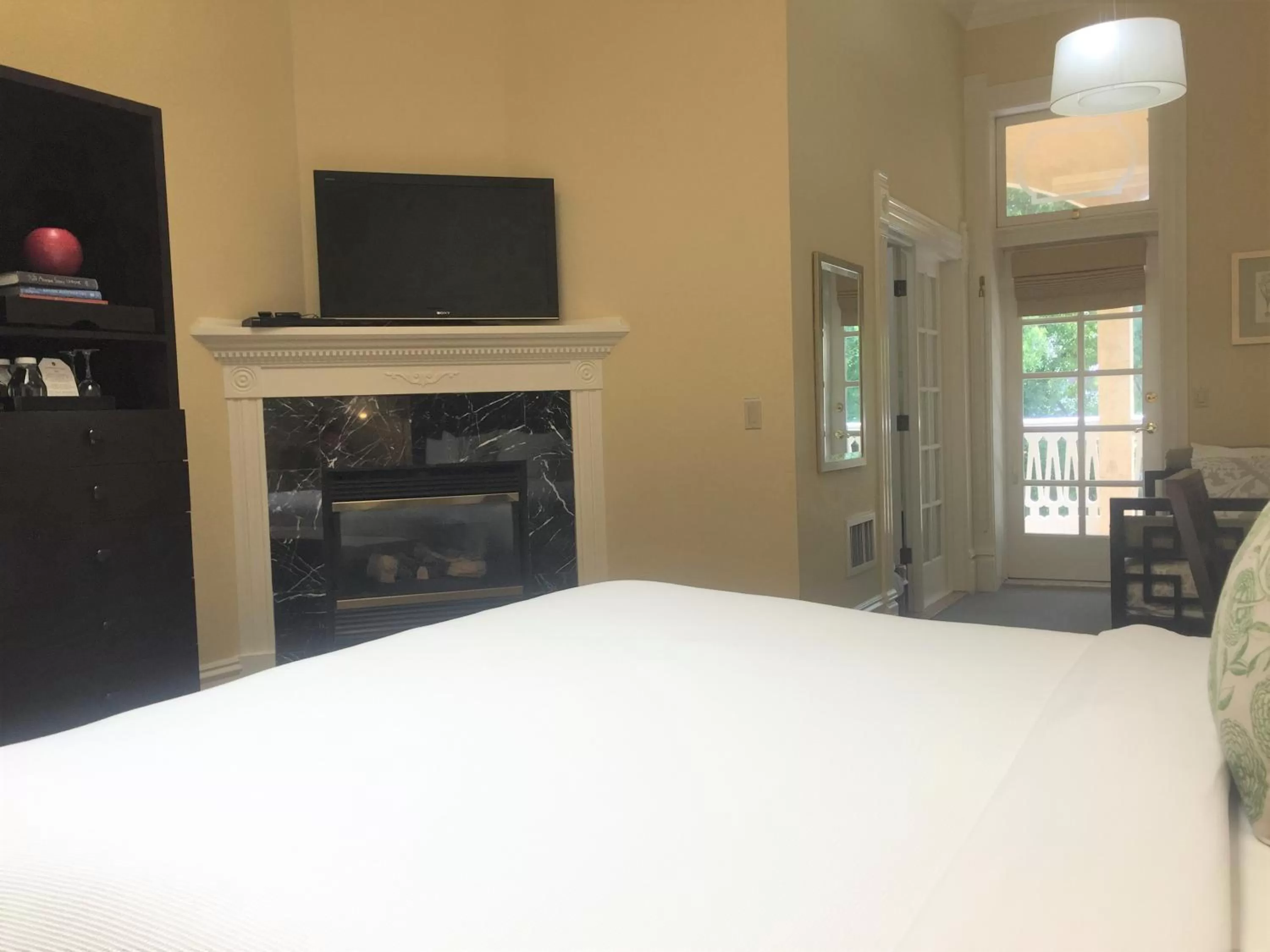 Photo of the whole room, Bed in Healdsburg Inn on the Plaza, A Four Sisters Inn