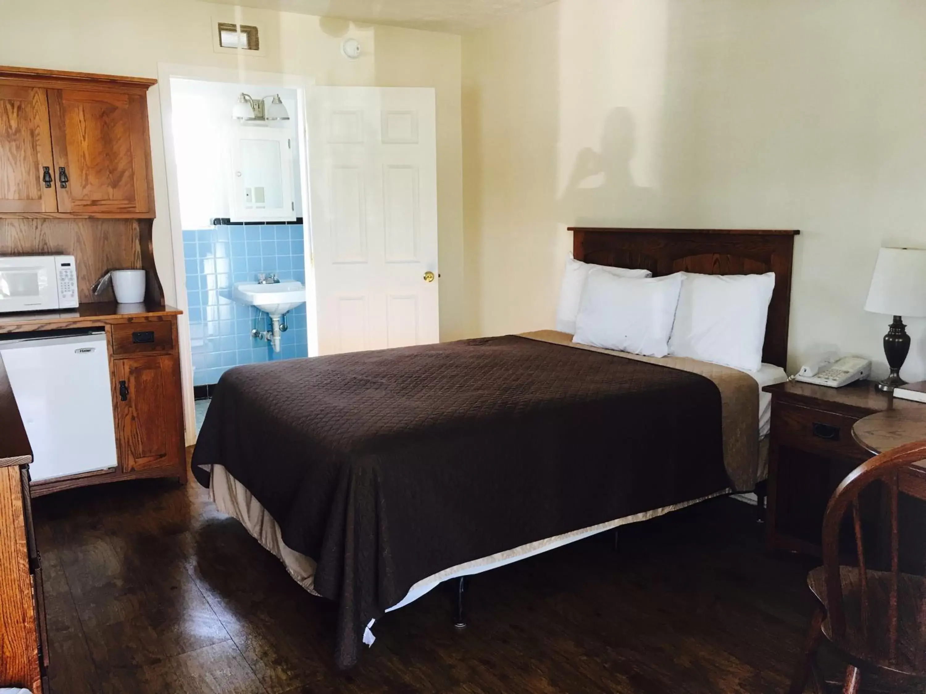 Standard Queen Room in Brown's Motel Standard Queen Room in Brown's Motel