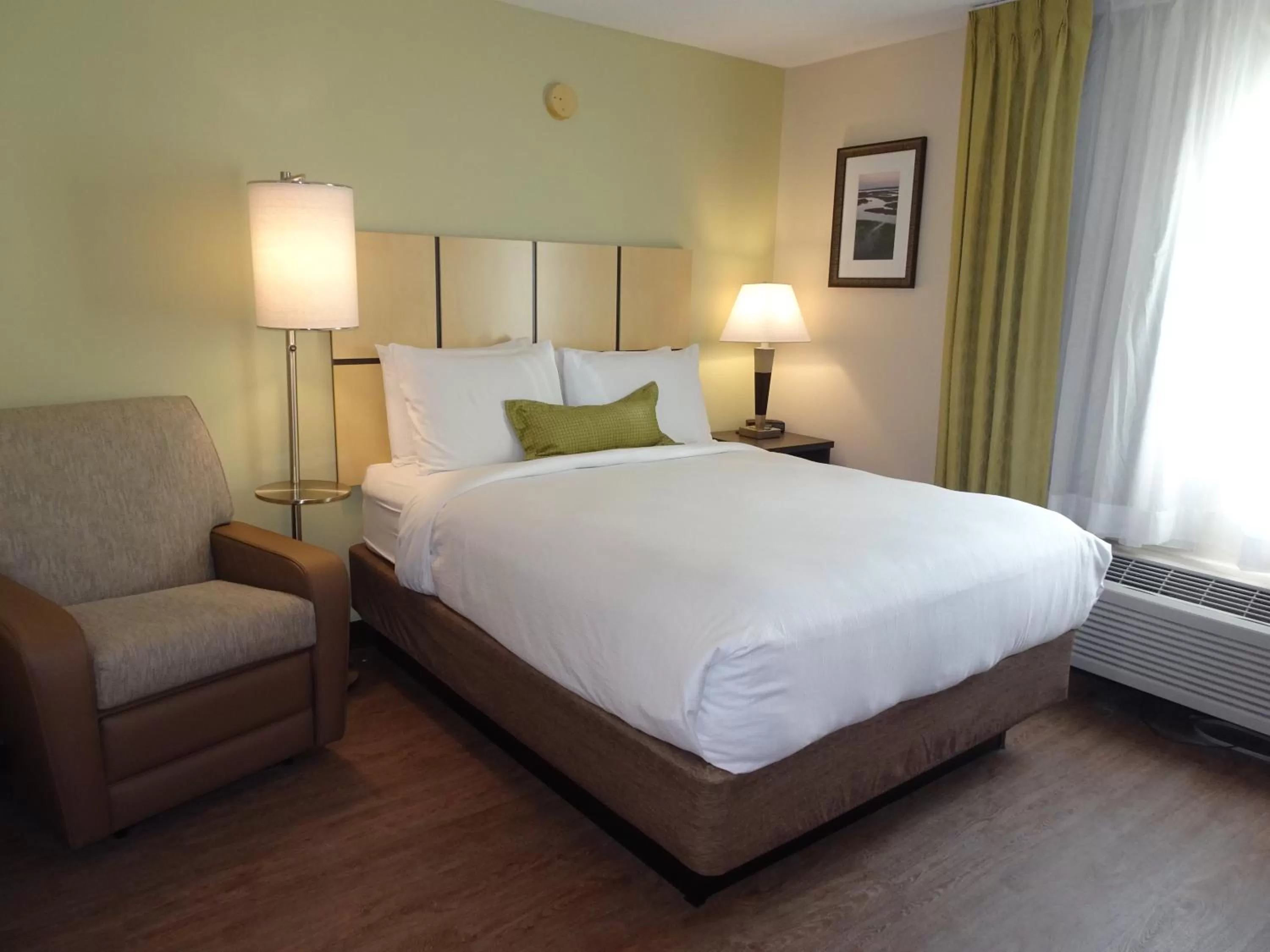 Photo of the whole room, Bed in Candlewood Suites Glen Allen-Short Pump