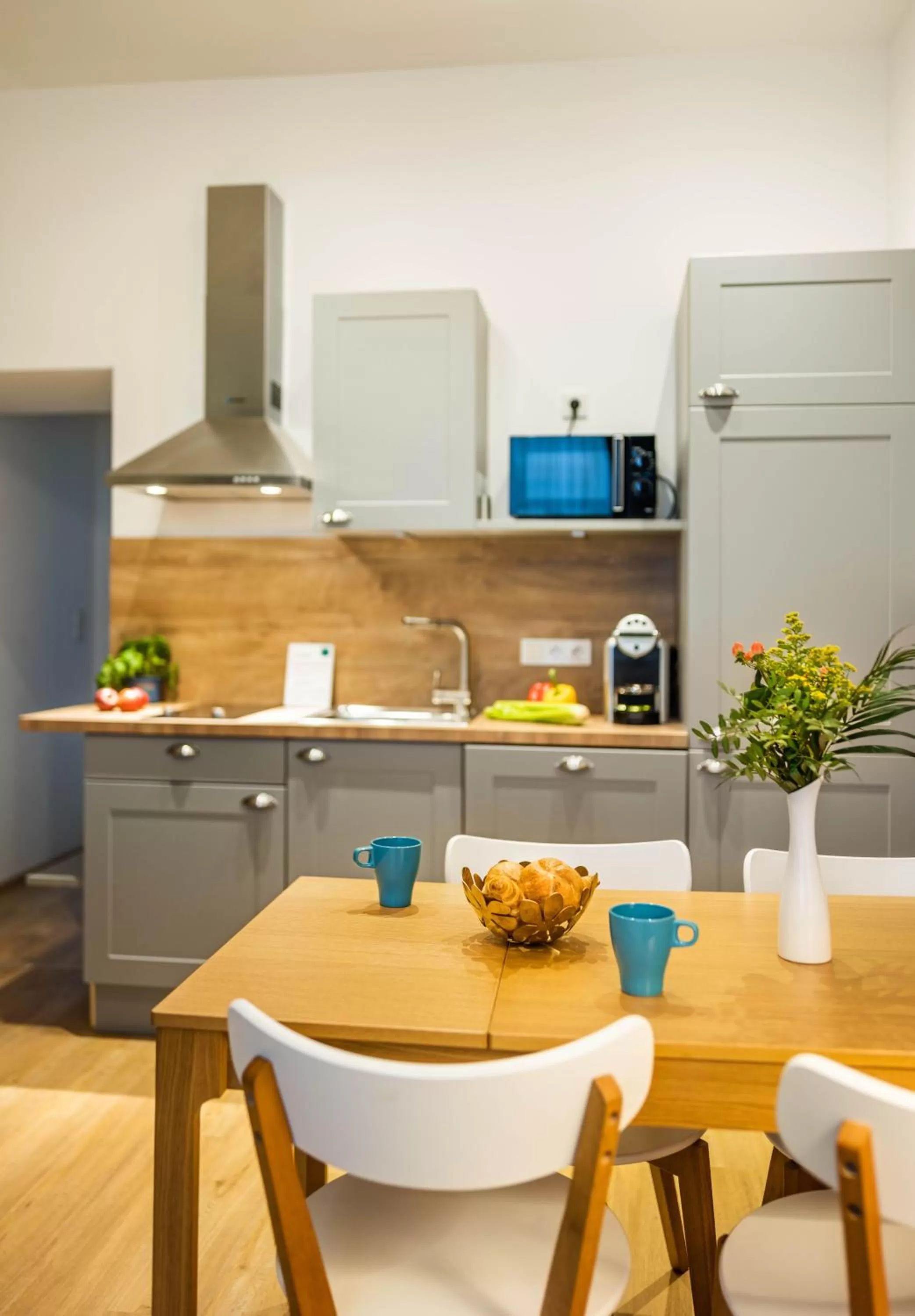 Dining area in Jimmy's Apartments Emerald