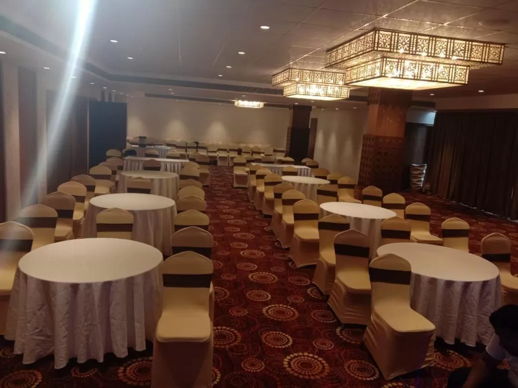 Restaurant/places to eat in Sapphire Premium Hotel & Suite