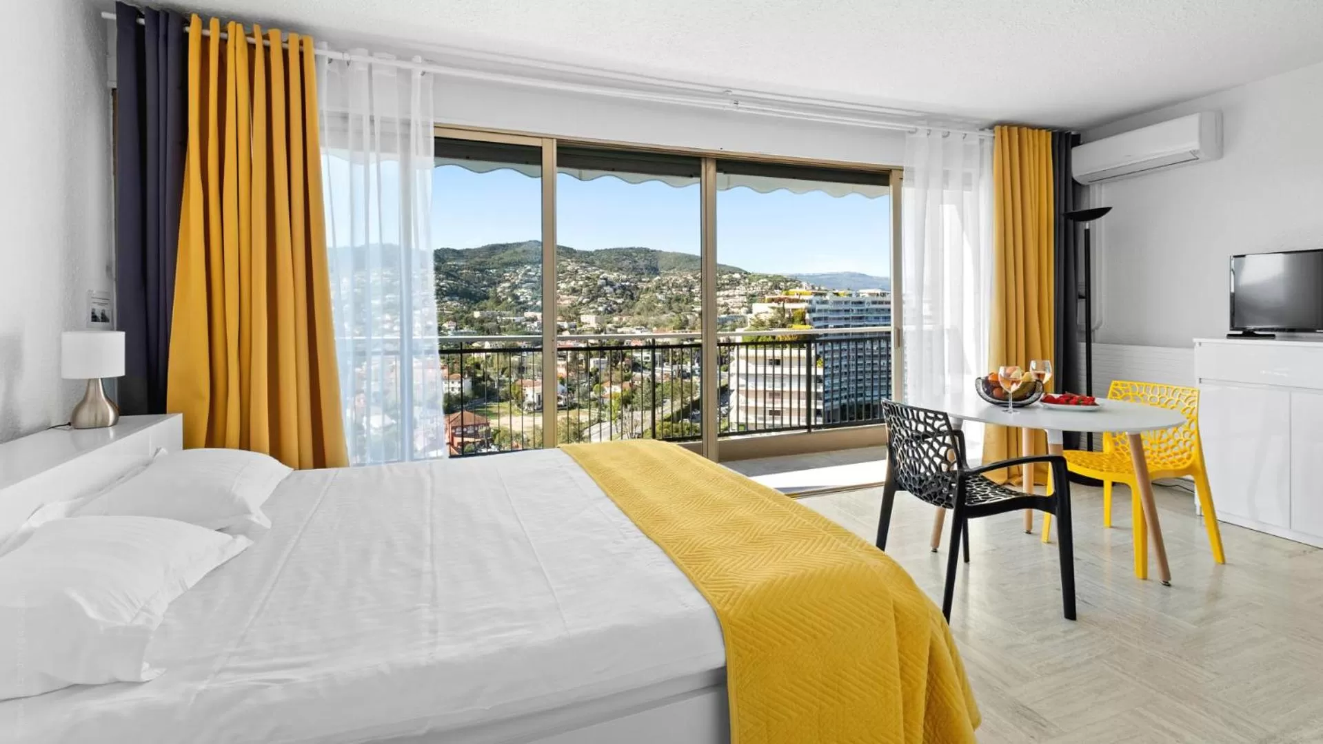 Bed in Cannes Marina Appart Hotel Mandelieu