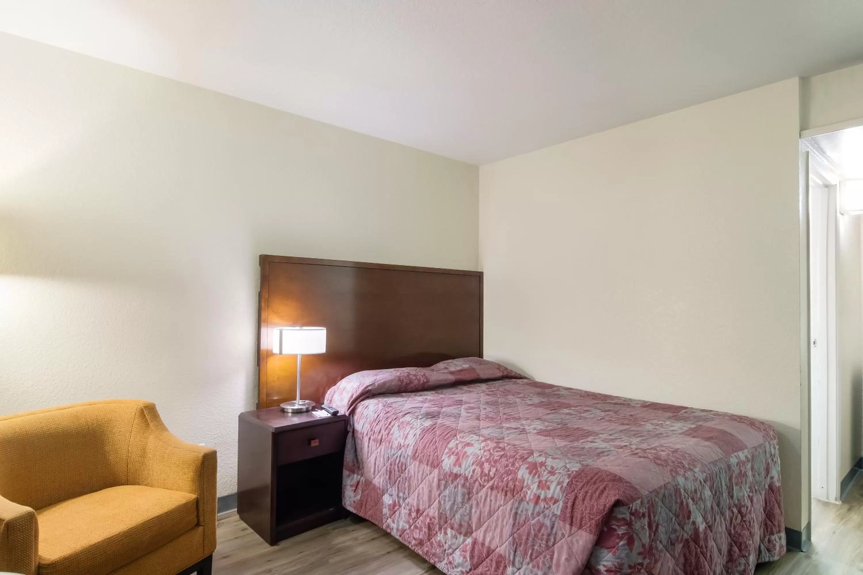 Bed in Rodeway Inn Greeley