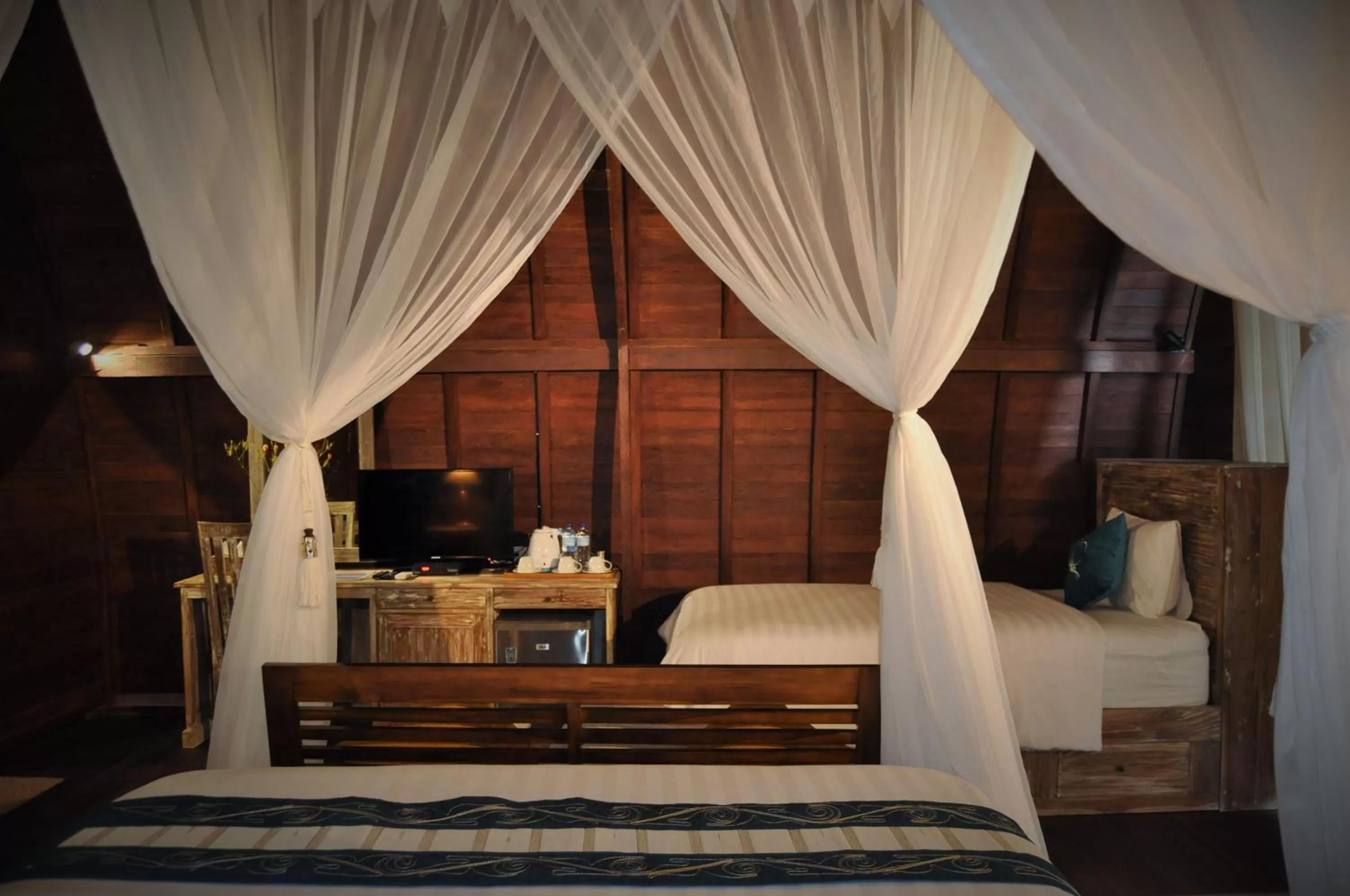 TV and multimedia, Bed in Ocean Terrace Suite And Spa Luxury