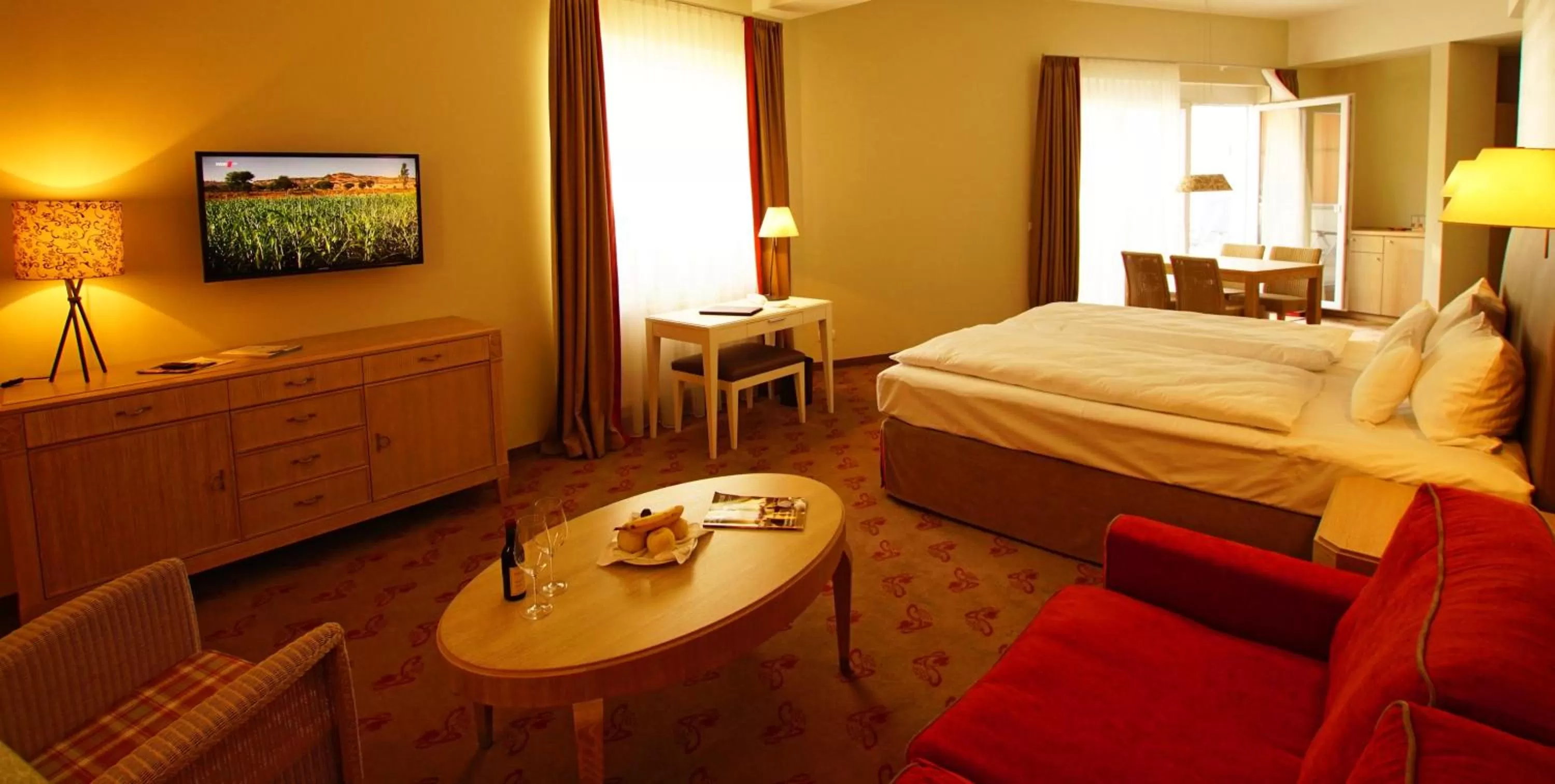 Living room, Bed in Landhotel Sanct Peter