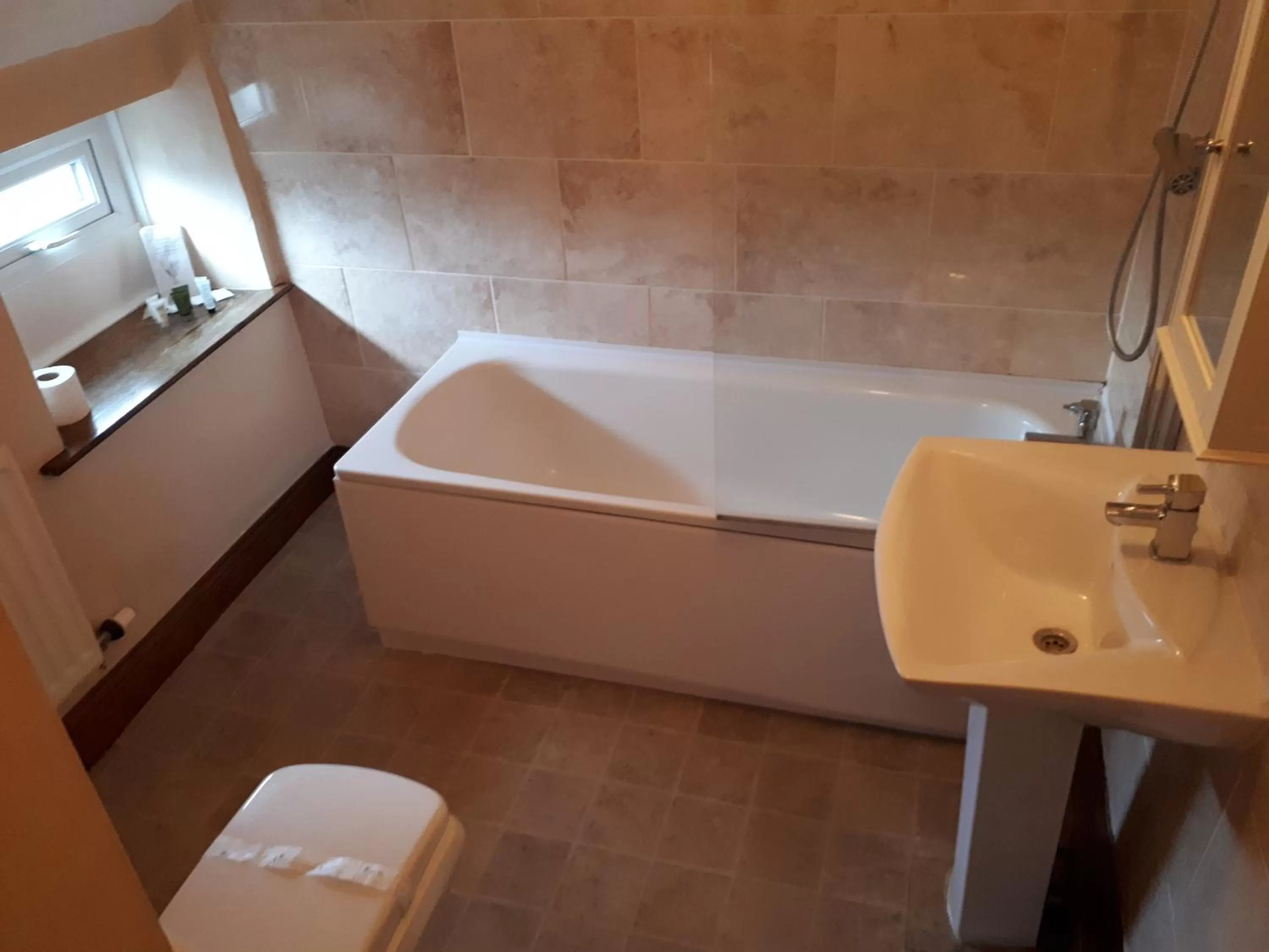 Shower in The Black Bull at Nateby