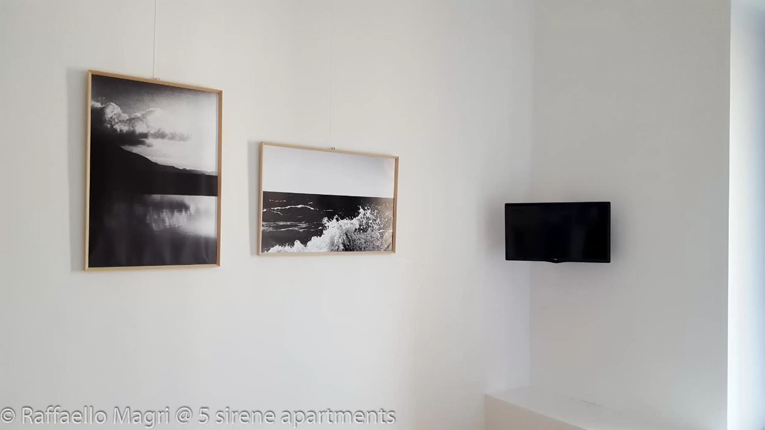 Decorative detail, TV/Entertainment Center in 5 sirene