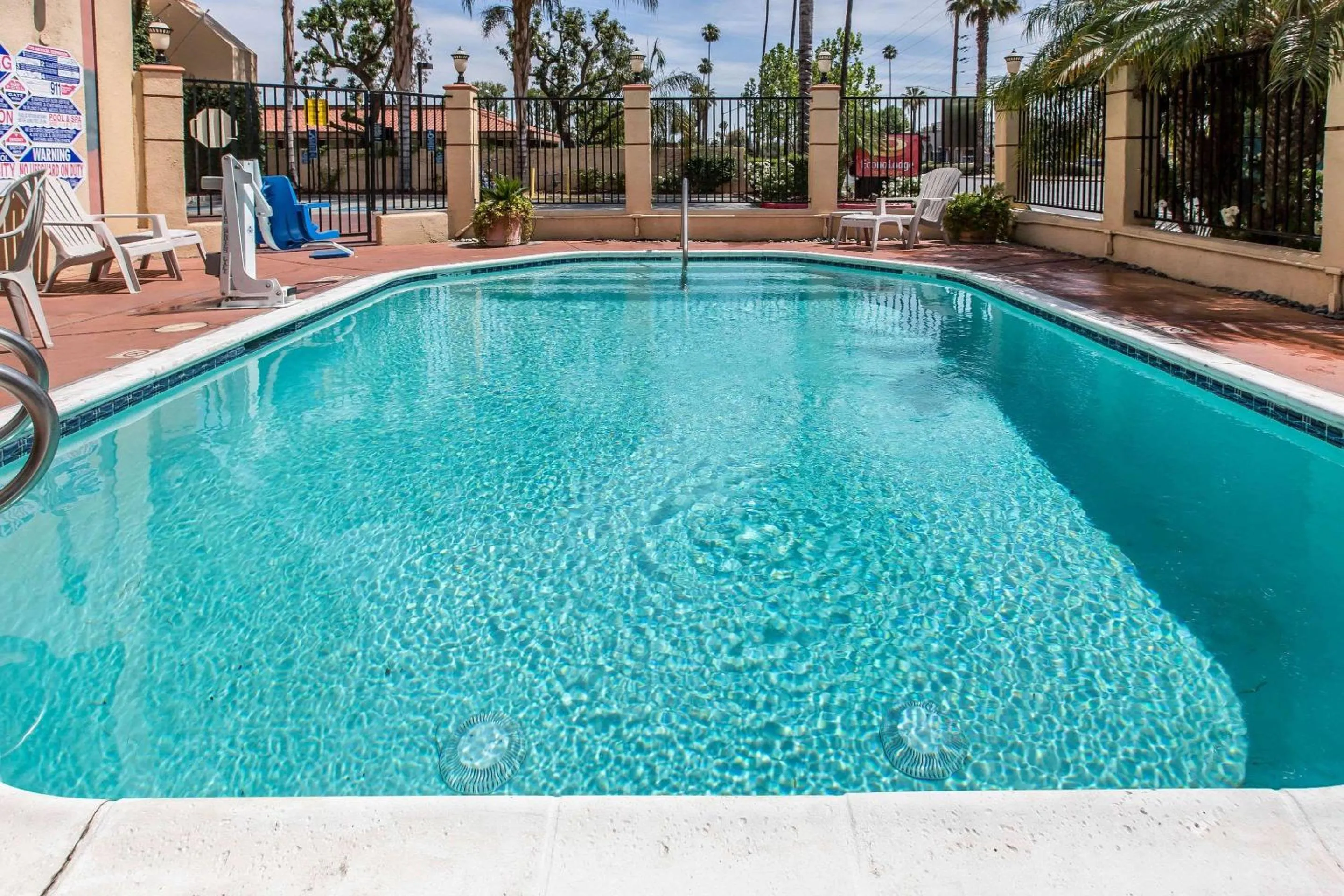 Swimming pool in Econo Lodge Inn & Suites Riverside - Corona