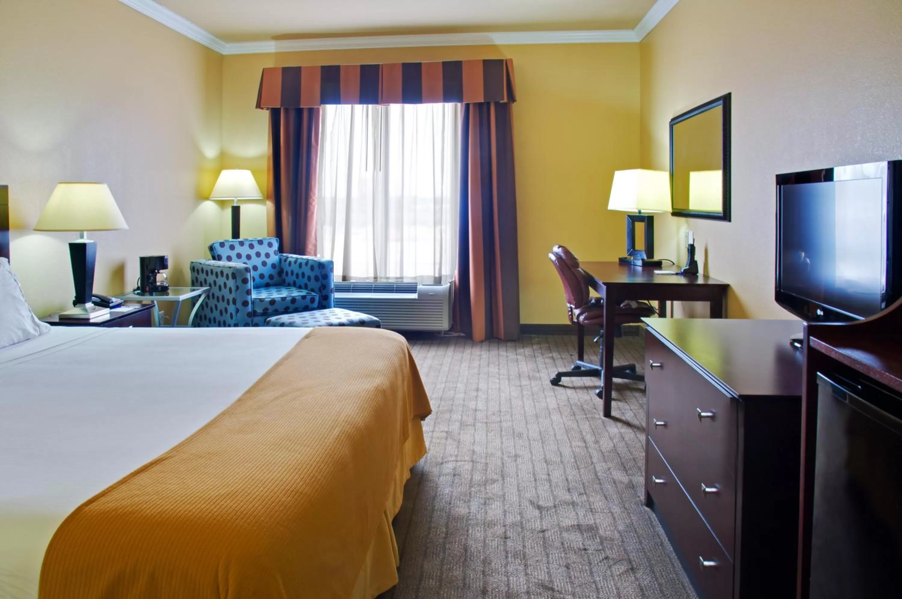 Photo of the whole room, Bed in Holiday Inn Express Hotel and Suites Natchitoches by IHG
