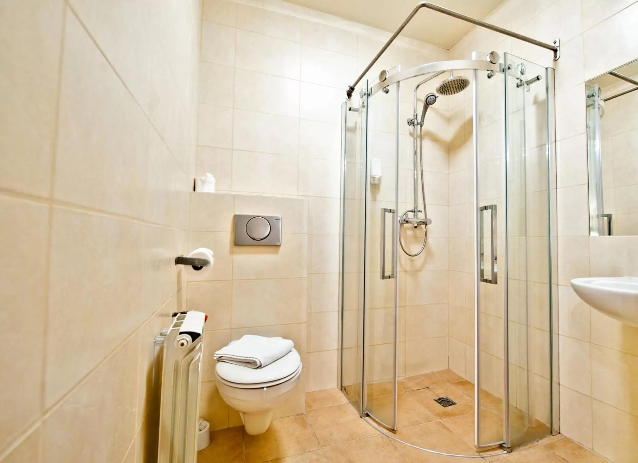 Bathroom in Miodosytnia Aparthotel