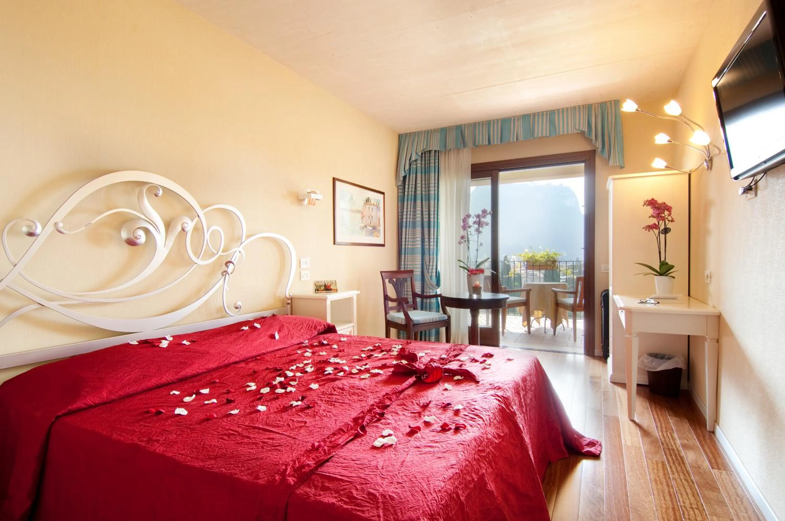 Photo of the whole room, Bed in Villa Madrina Lovely and Dynamic Hotel