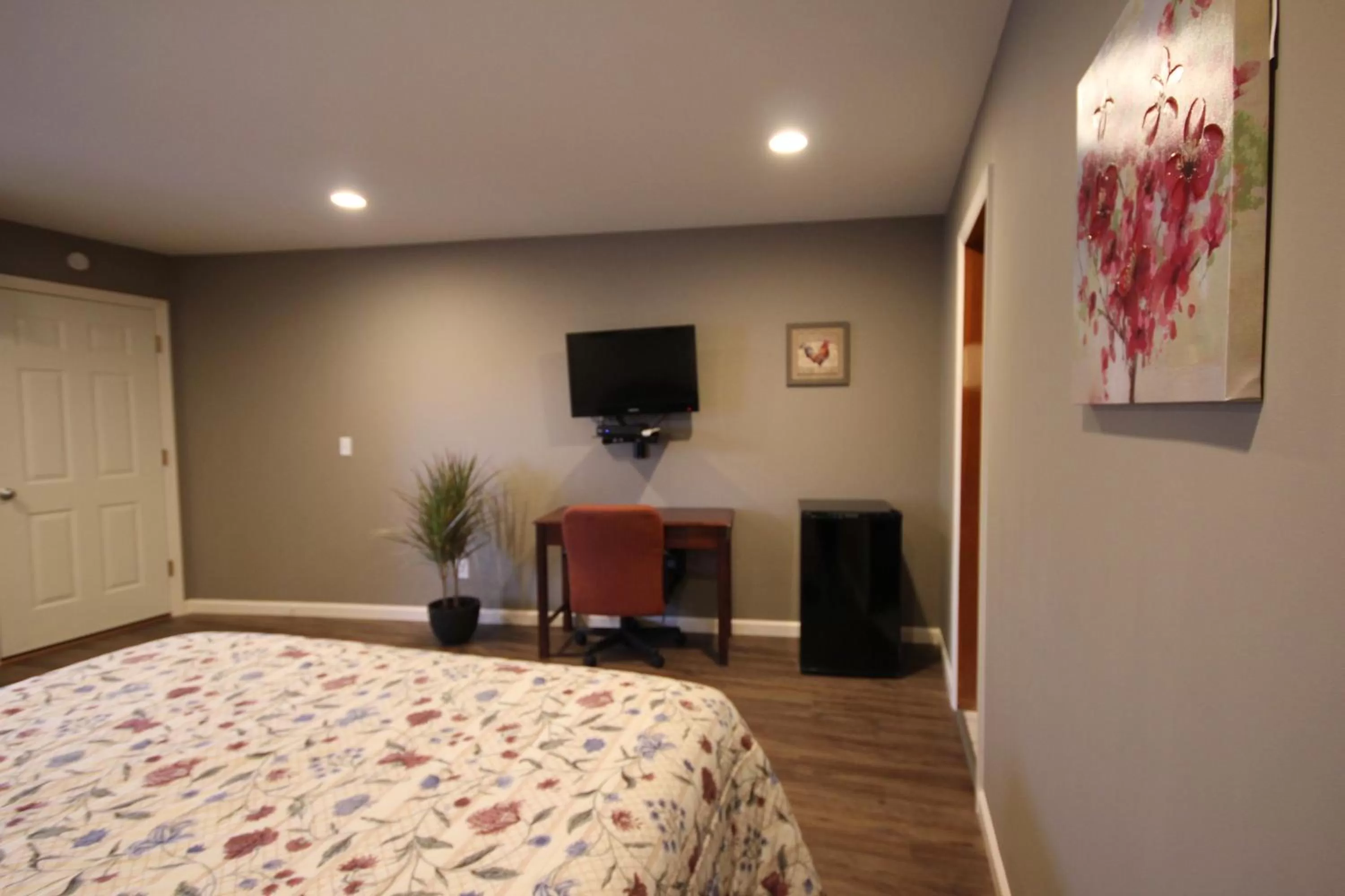 Photo of the whole room, TV/Entertainment Center in Heidi's Inn