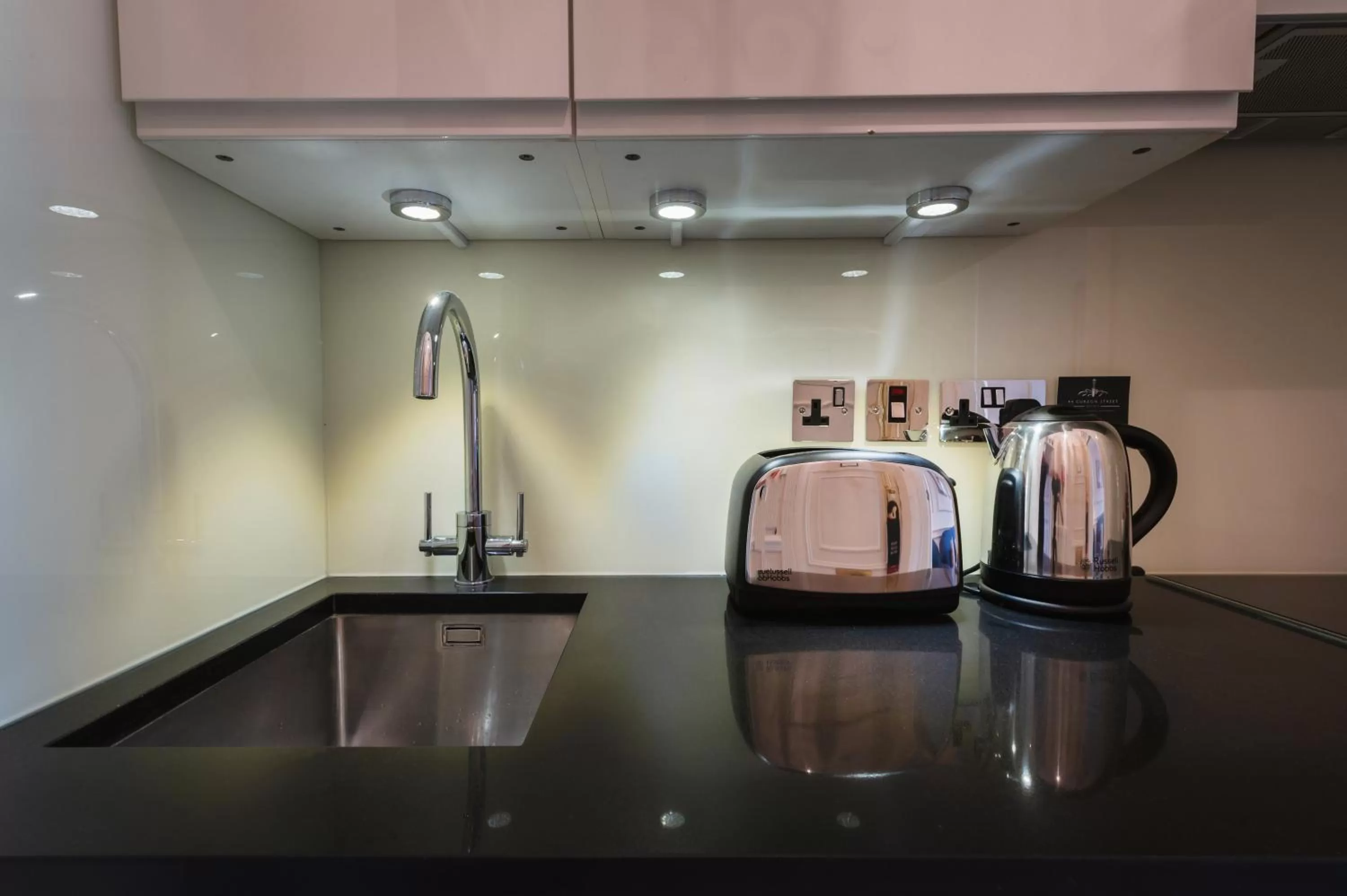 Kitchen or kitchenette in 44 Curzon Street by Mansley