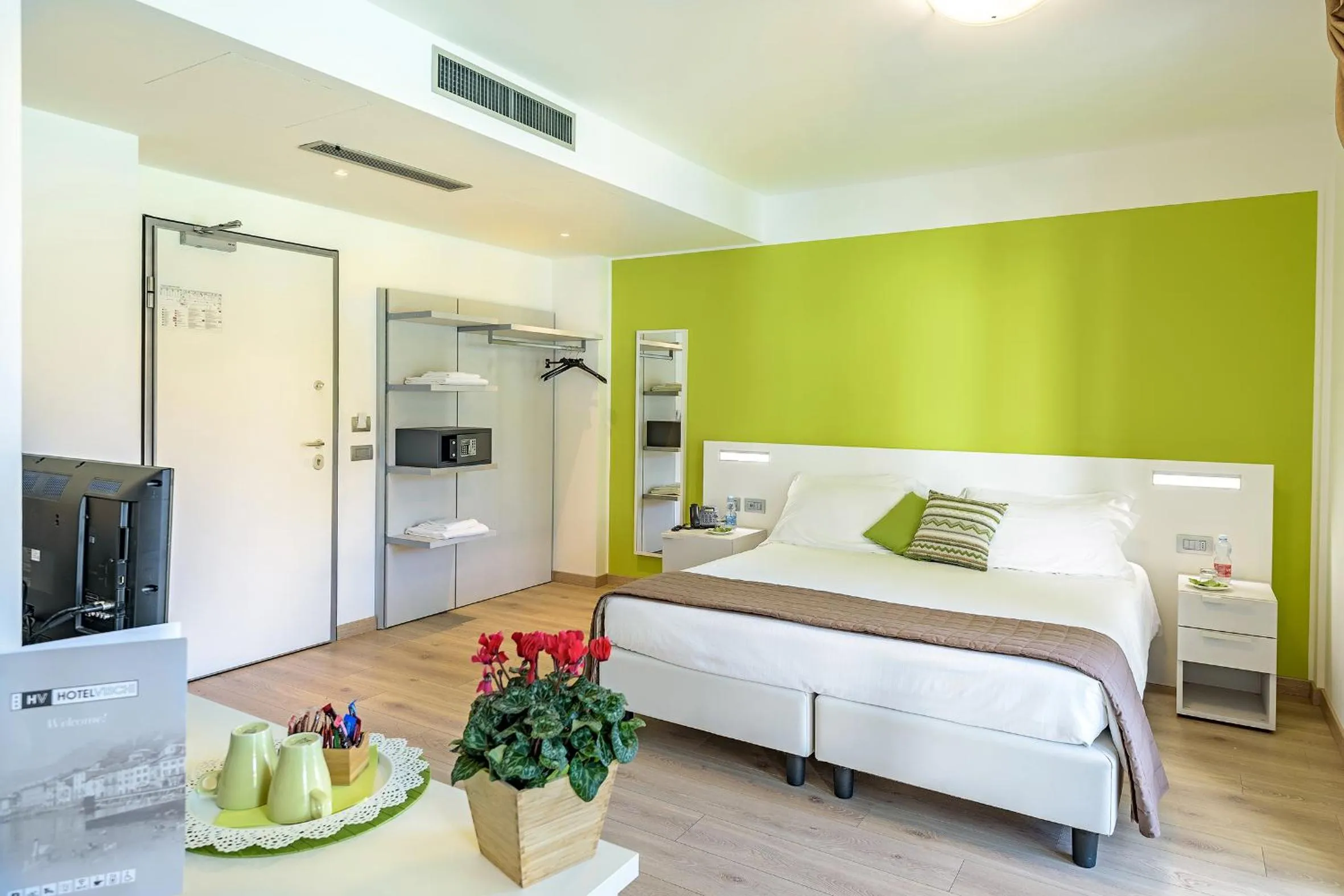 Coffee/tea facilities, Bed in Hotel Vischi