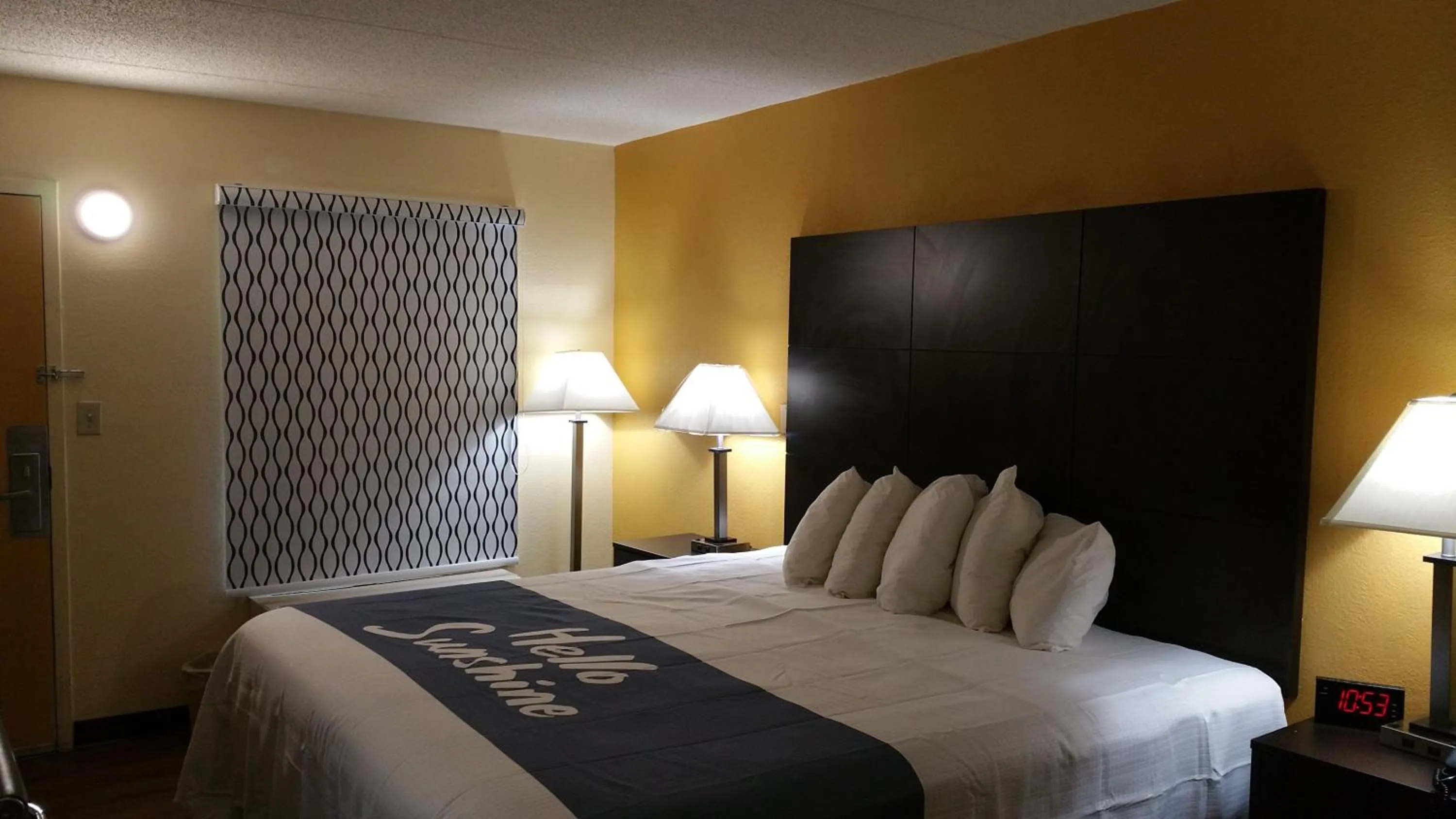 Bed in Days Inn by Wyndham Ridgeland South Carolina