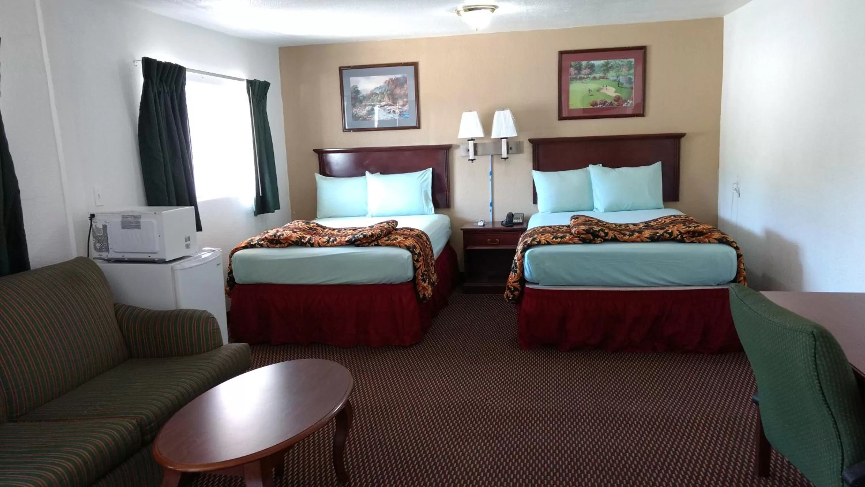 Bed in Budget Inn Hamilton