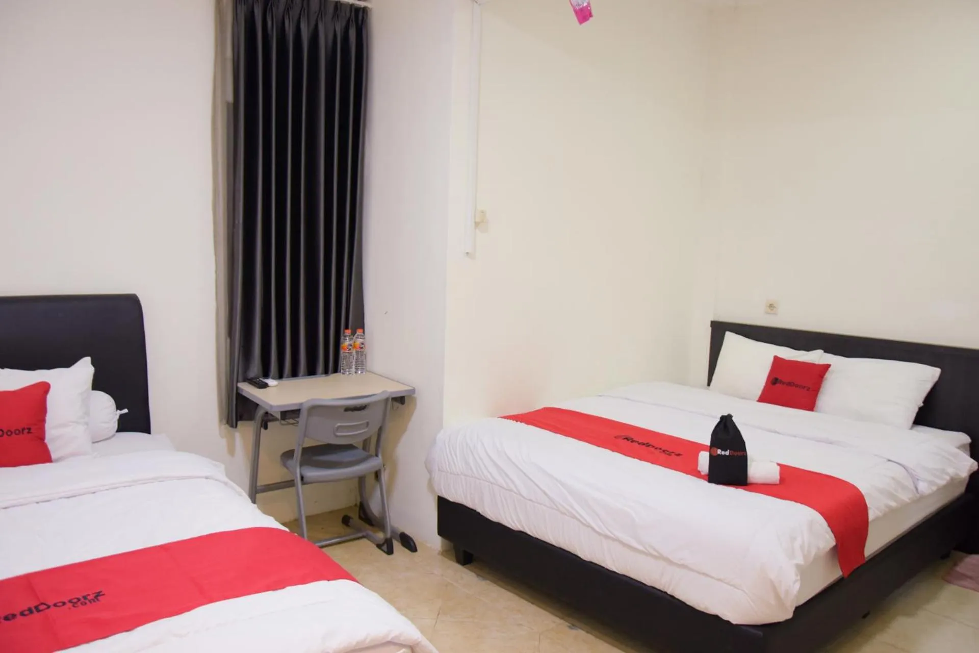 Bedroom, Bed in RedDoorz near GOR Satria Purwokerto