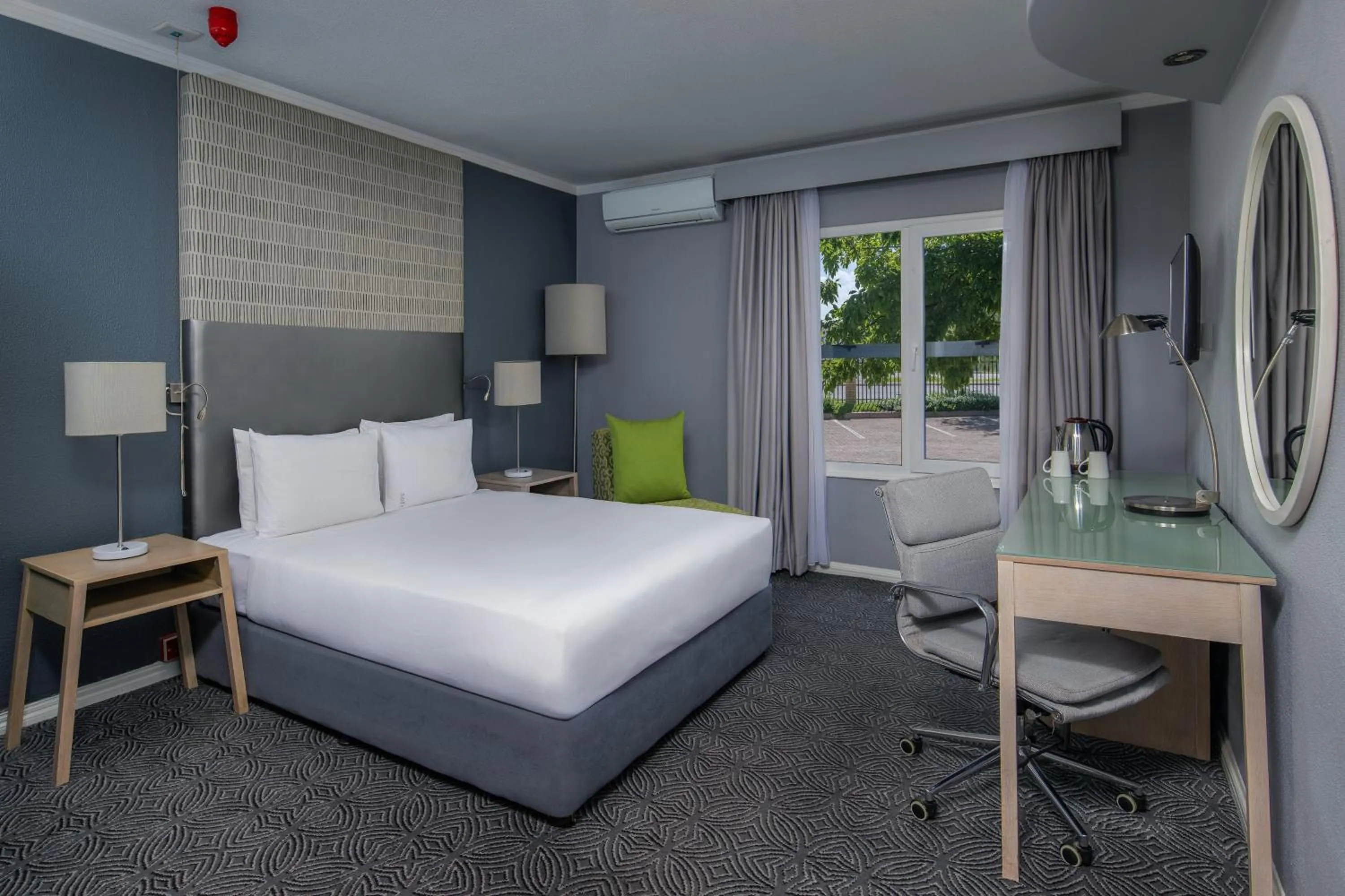 Photo of the whole room, Bed in Holiday Inn Johannesburg OR Tambo Airport Hotel by IHG