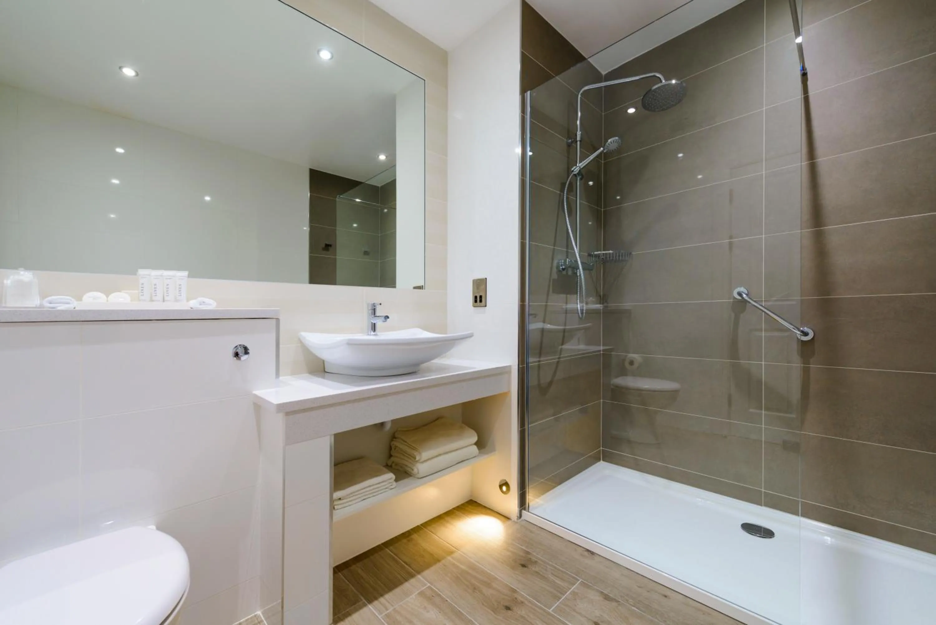 Bathroom in Scott's Hotel