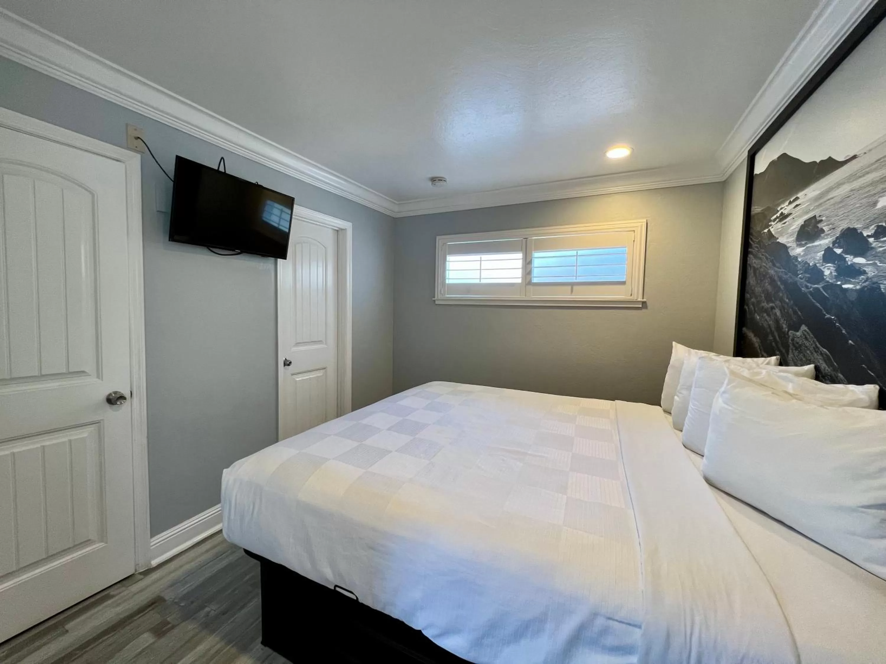 Communal lounge/ TV room, Bed in Aura Inn Monterey