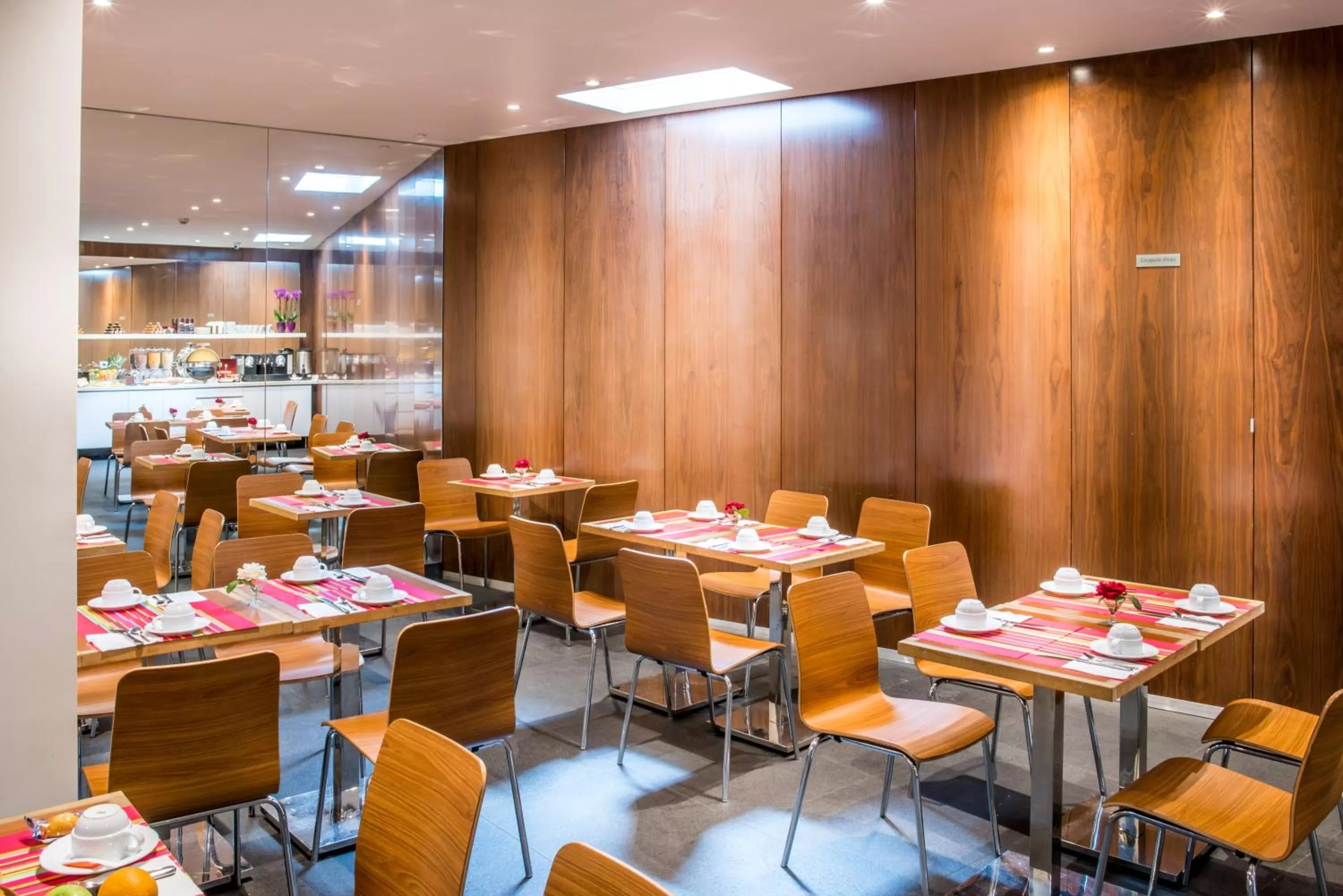 Restaurant/places to eat in Art Hotel Eiffel