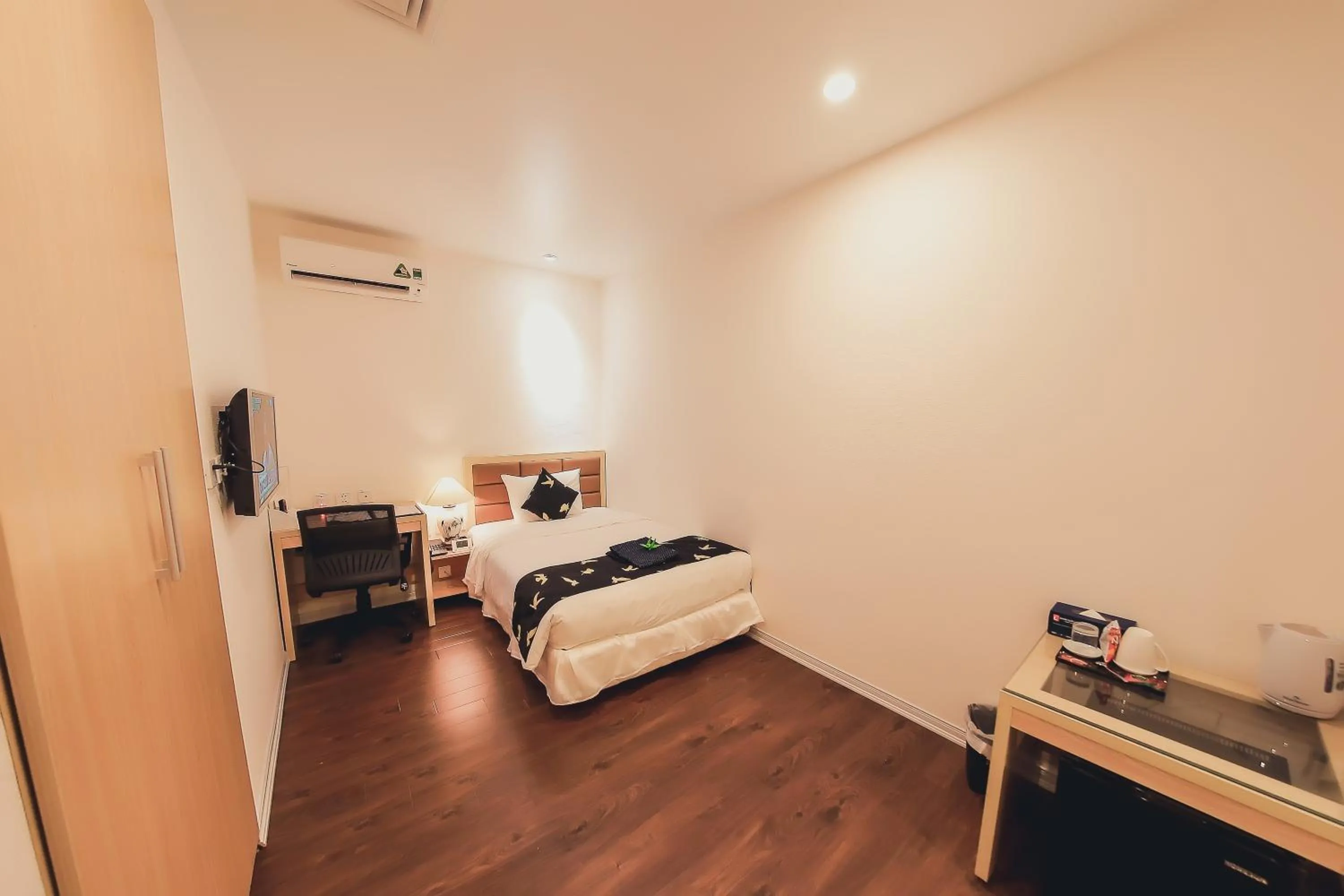 Bed in Momizi Business Hotel