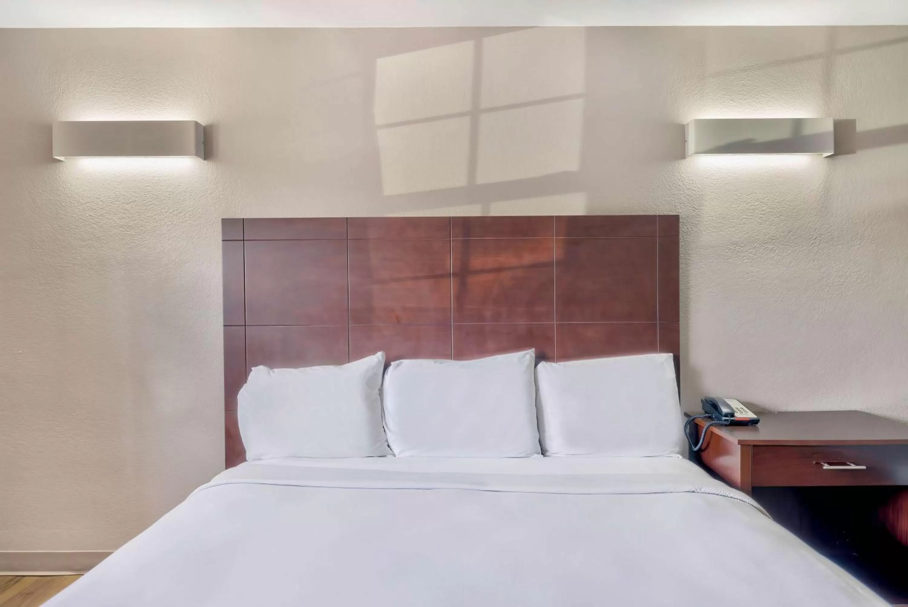 Bedroom, Bed in Motel 6-Falls Church, VA - Arlington Boulevard