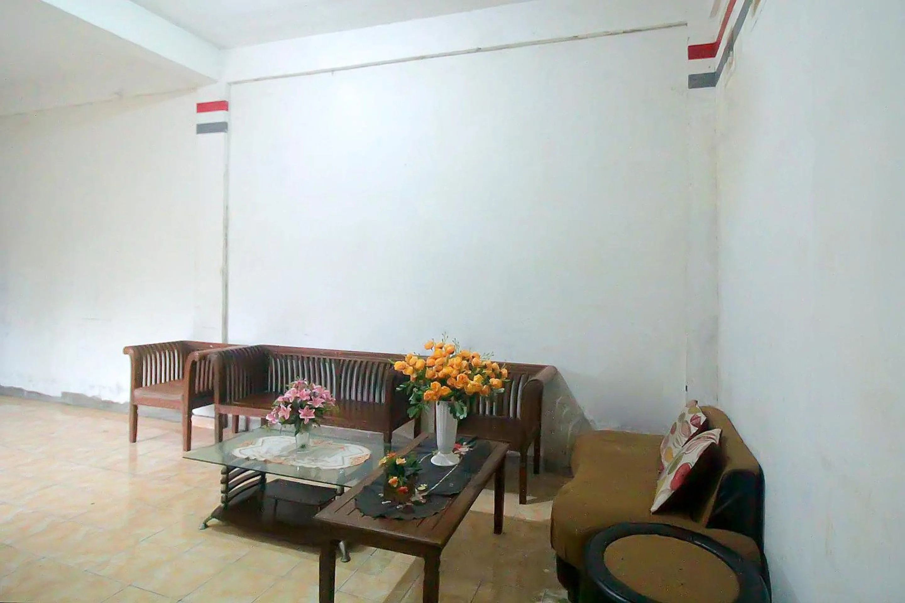 Seating area in Hotel O Jasmine Kost Syariah