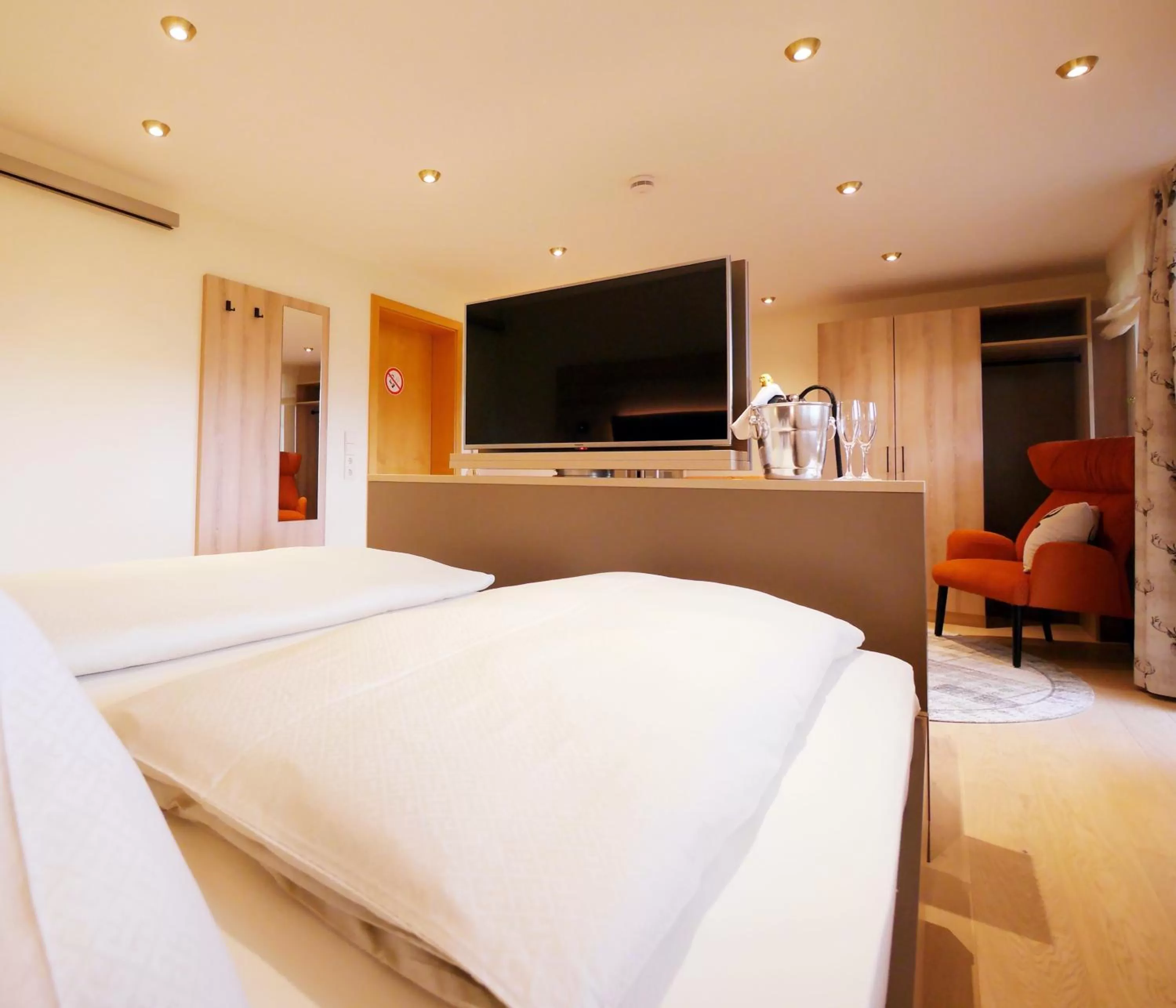 Photo of the whole room, Bed in Berghotel Zollersteighof