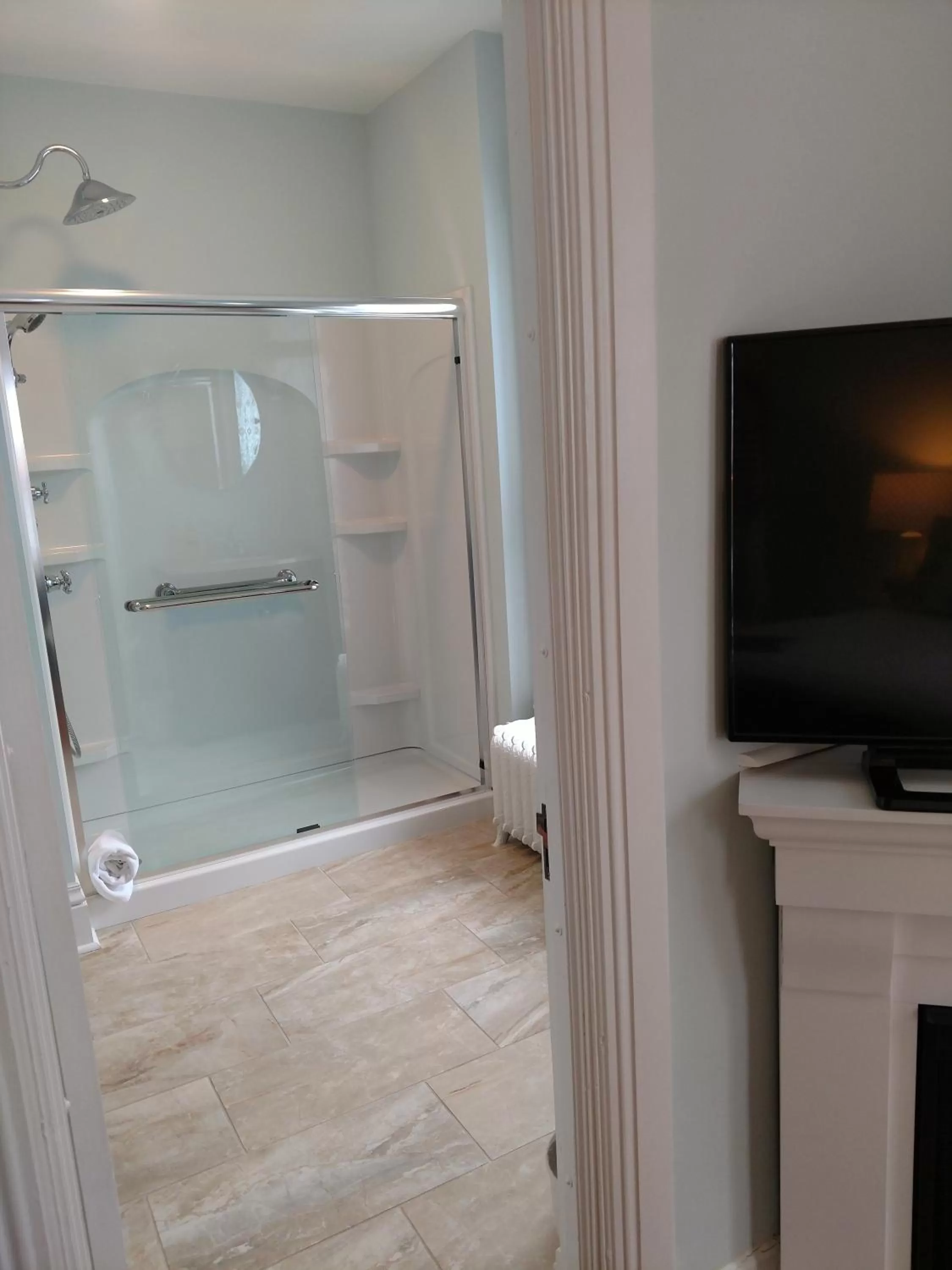Shower, Bathroom in Lamberson Guest House