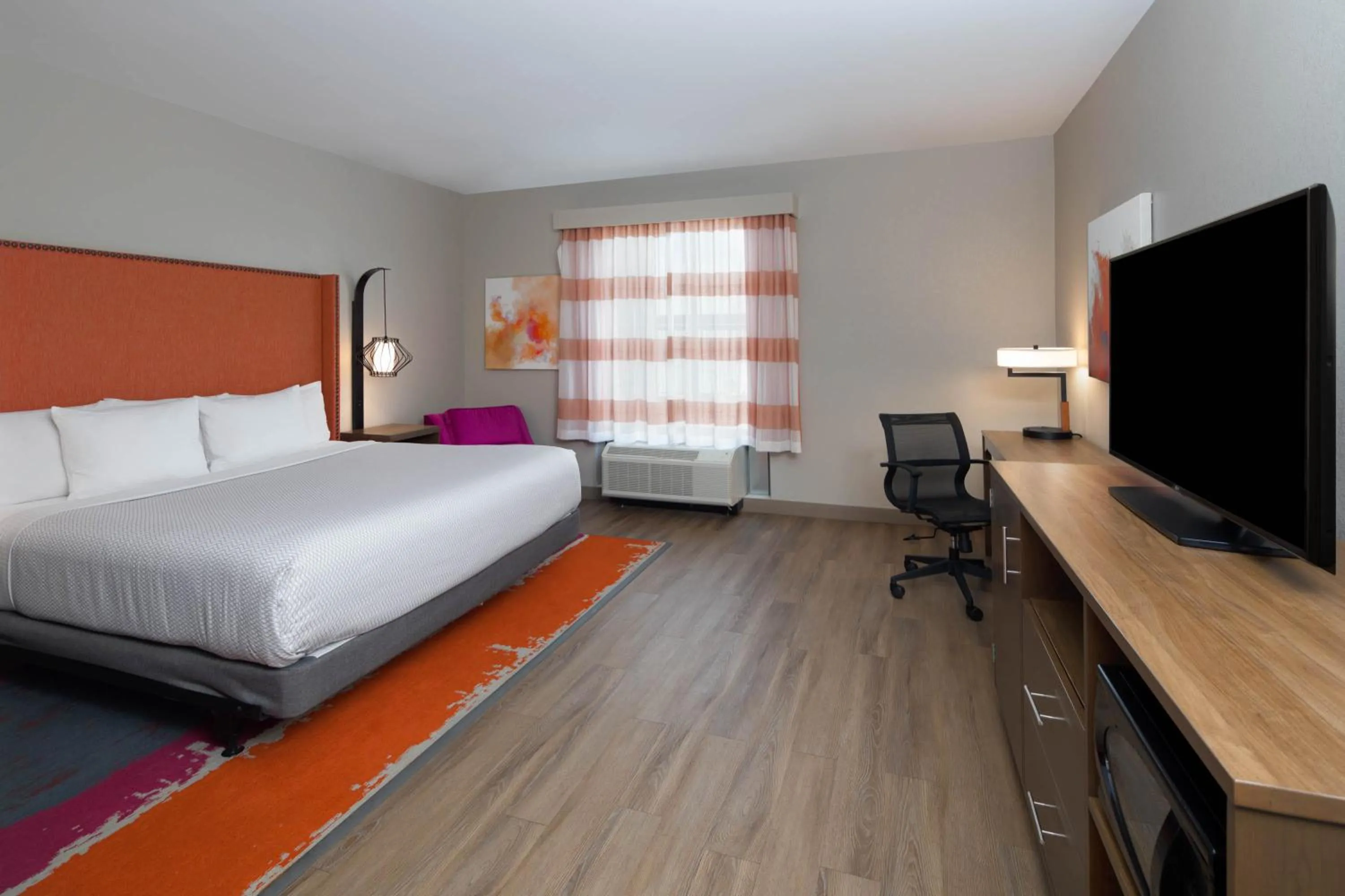 TV and multimedia, TV/Entertainment Center in La Quinta Inn & Suites by Wyndham Perry
