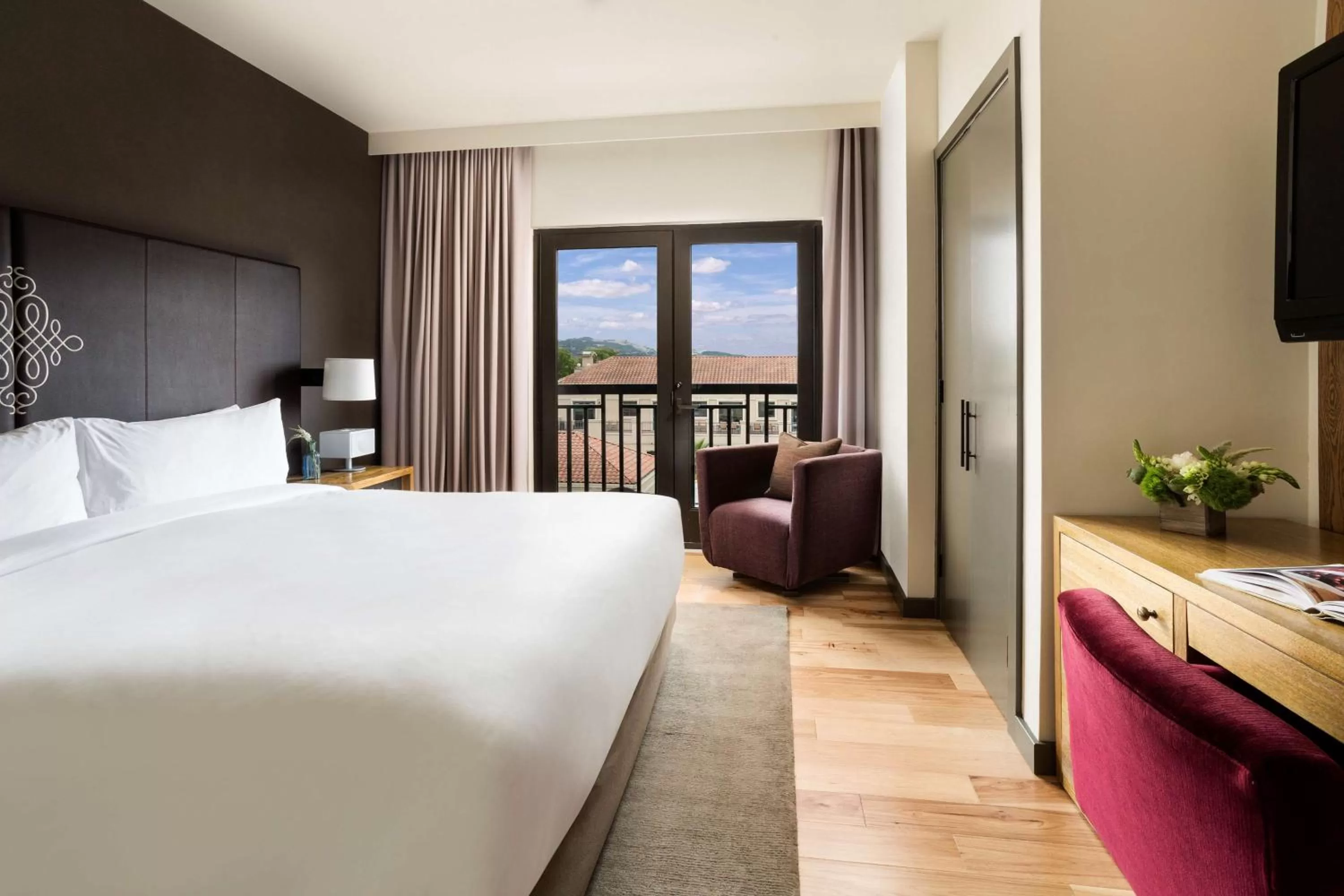 Photo of the whole room, Bed in Andaz Napa, By Hyatt