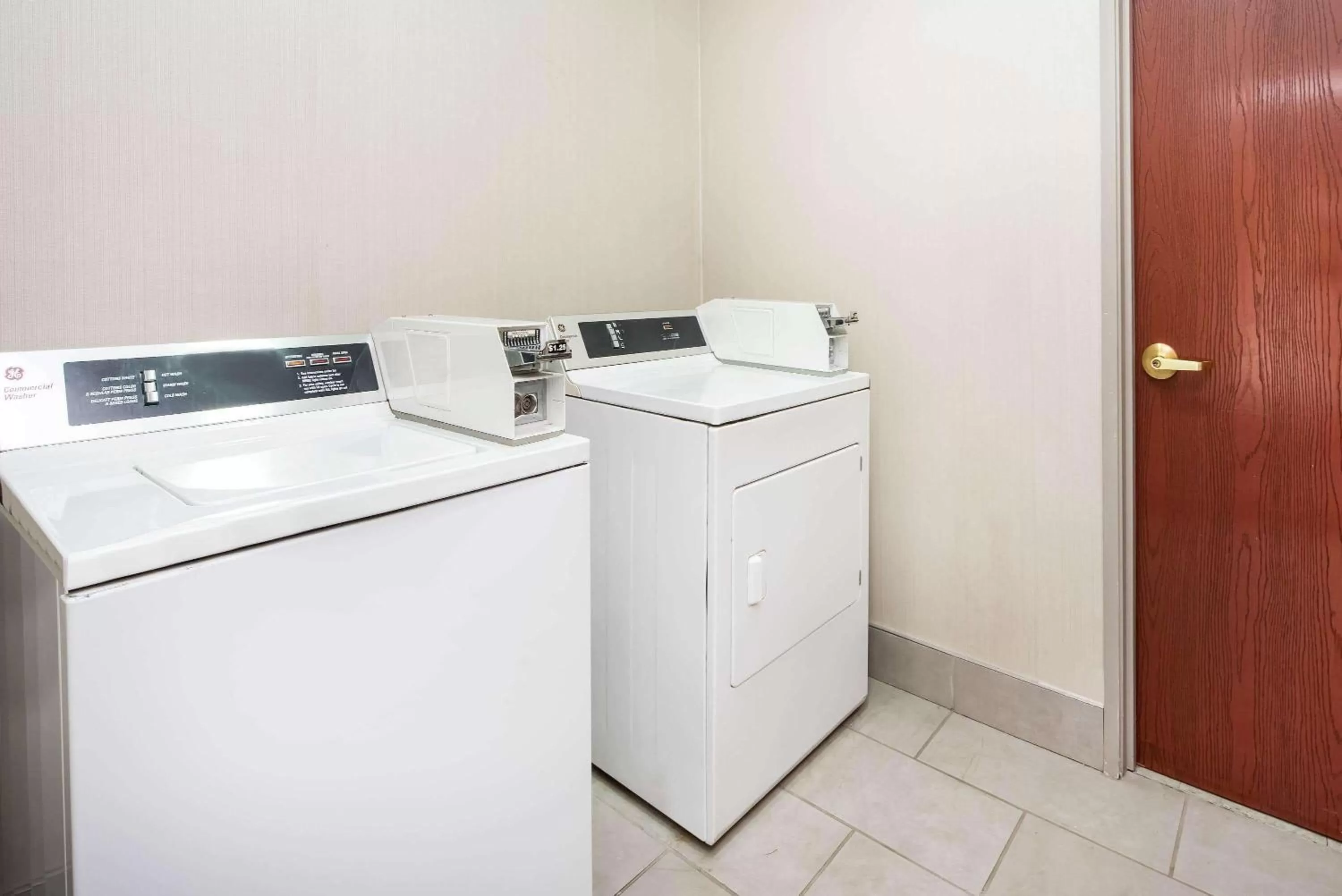 On site, Kitchen/Kitchenette in La Quinta by Wyndham Fairborn Wright-Patterson