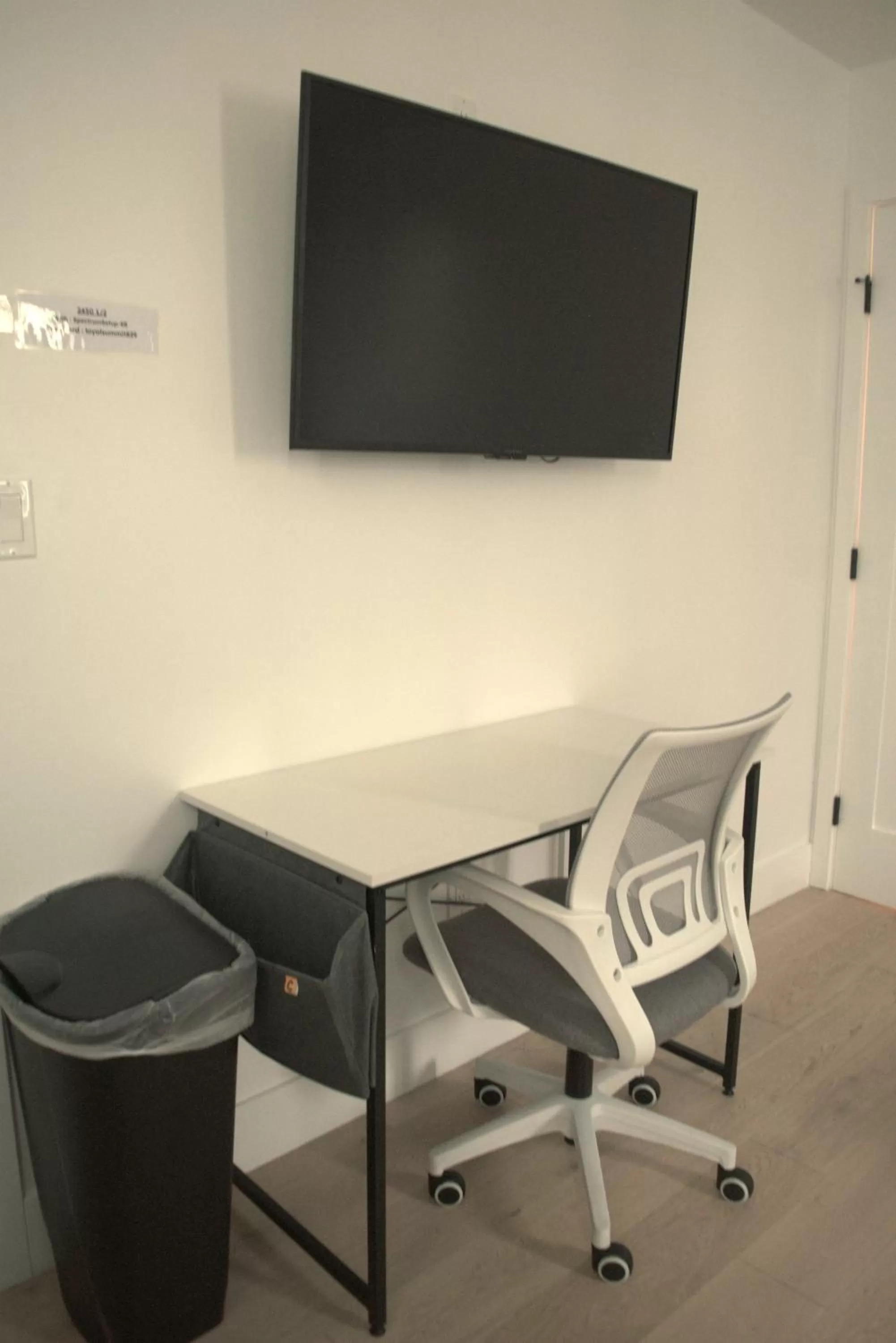 Bedroom, TV/Entertainment Center in R&R Suites