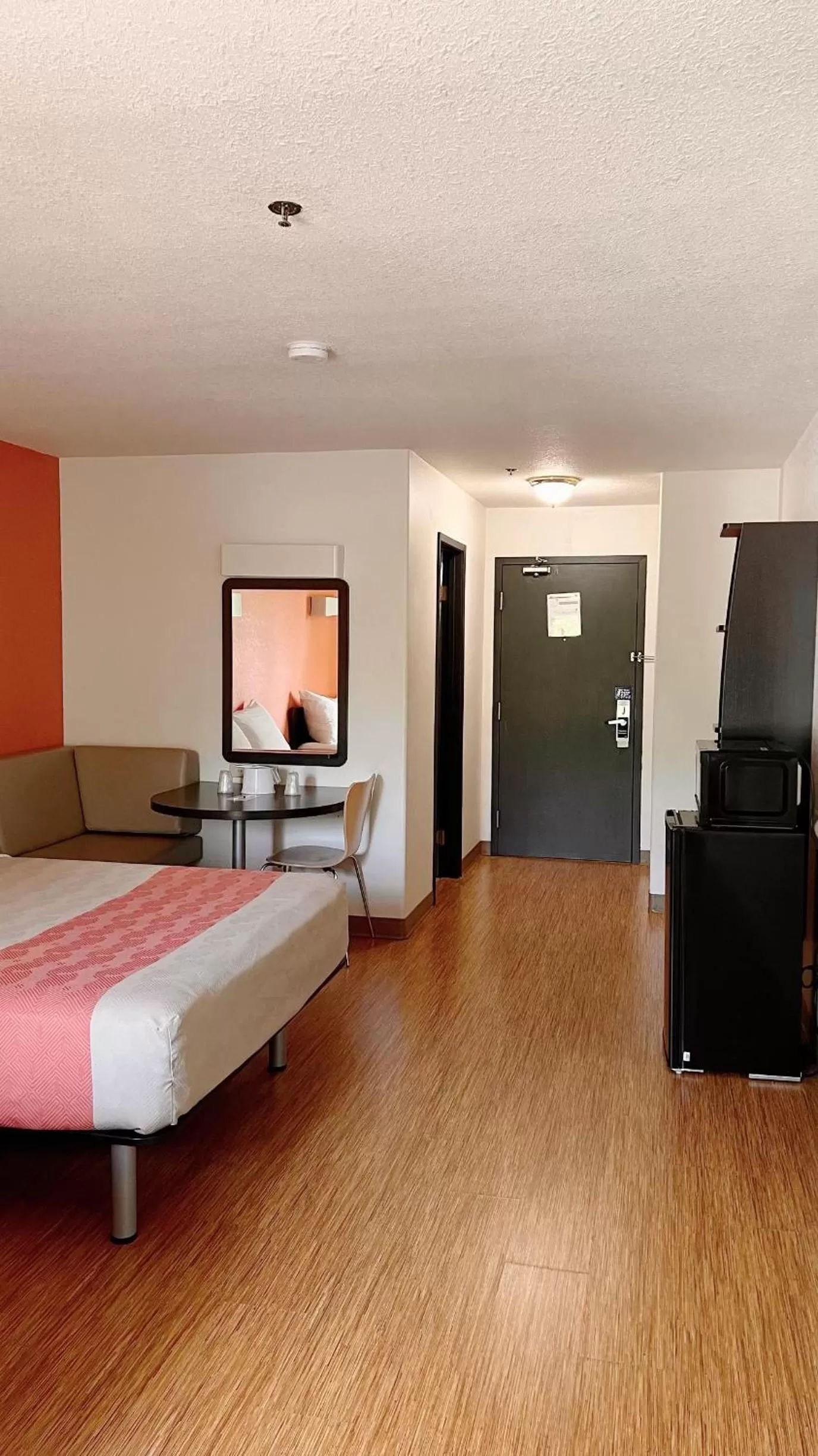 Bedroom, Bed in Motel 6-Regina, SK