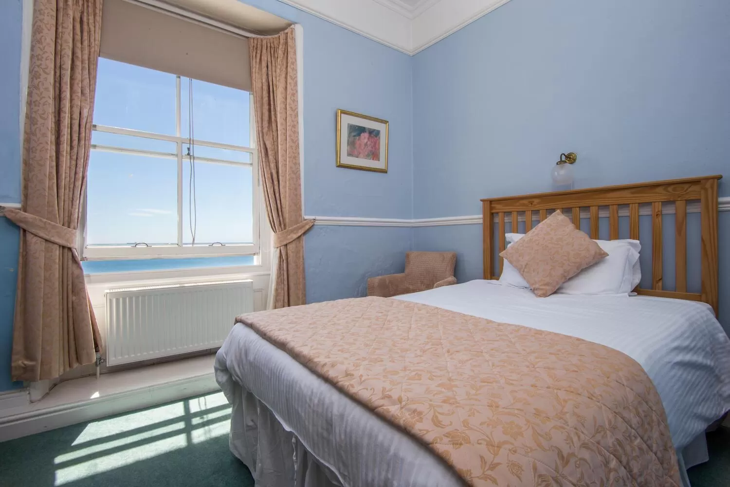 Photo of the whole room, Bed in The Queens Hotel