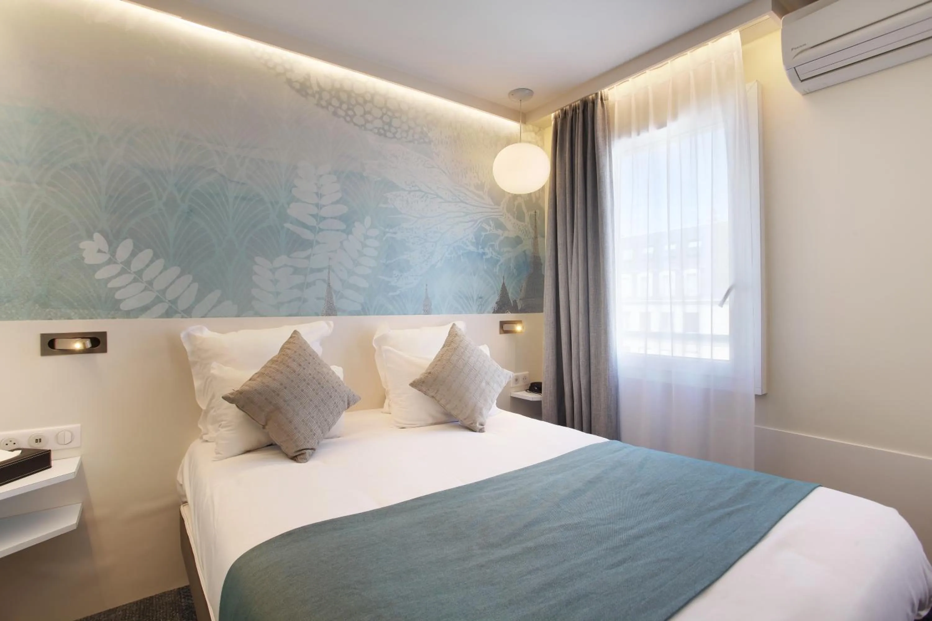 Bed in Hotel Apolonia Paris Mouffetard, Sure Hotel Collection by Best Western