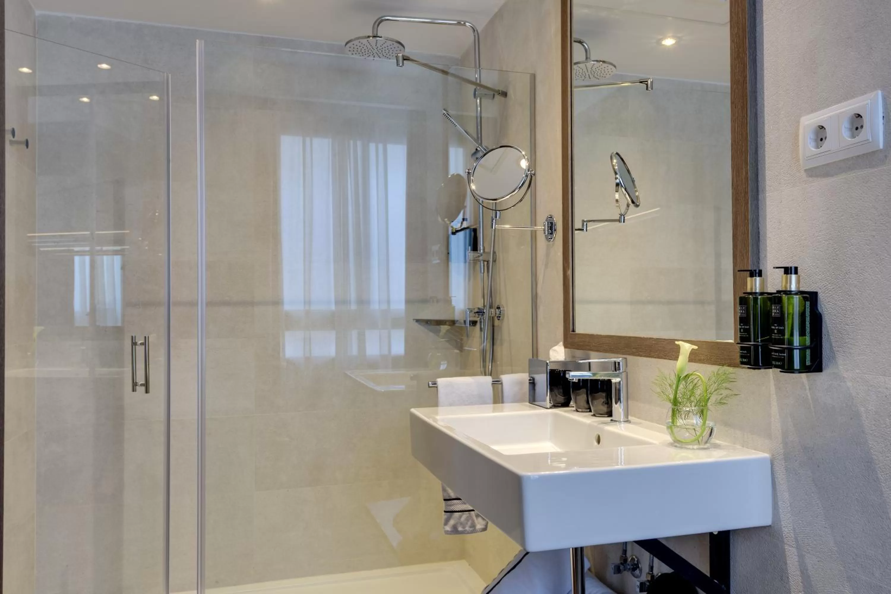 Shower in Melia Madrid Serrano