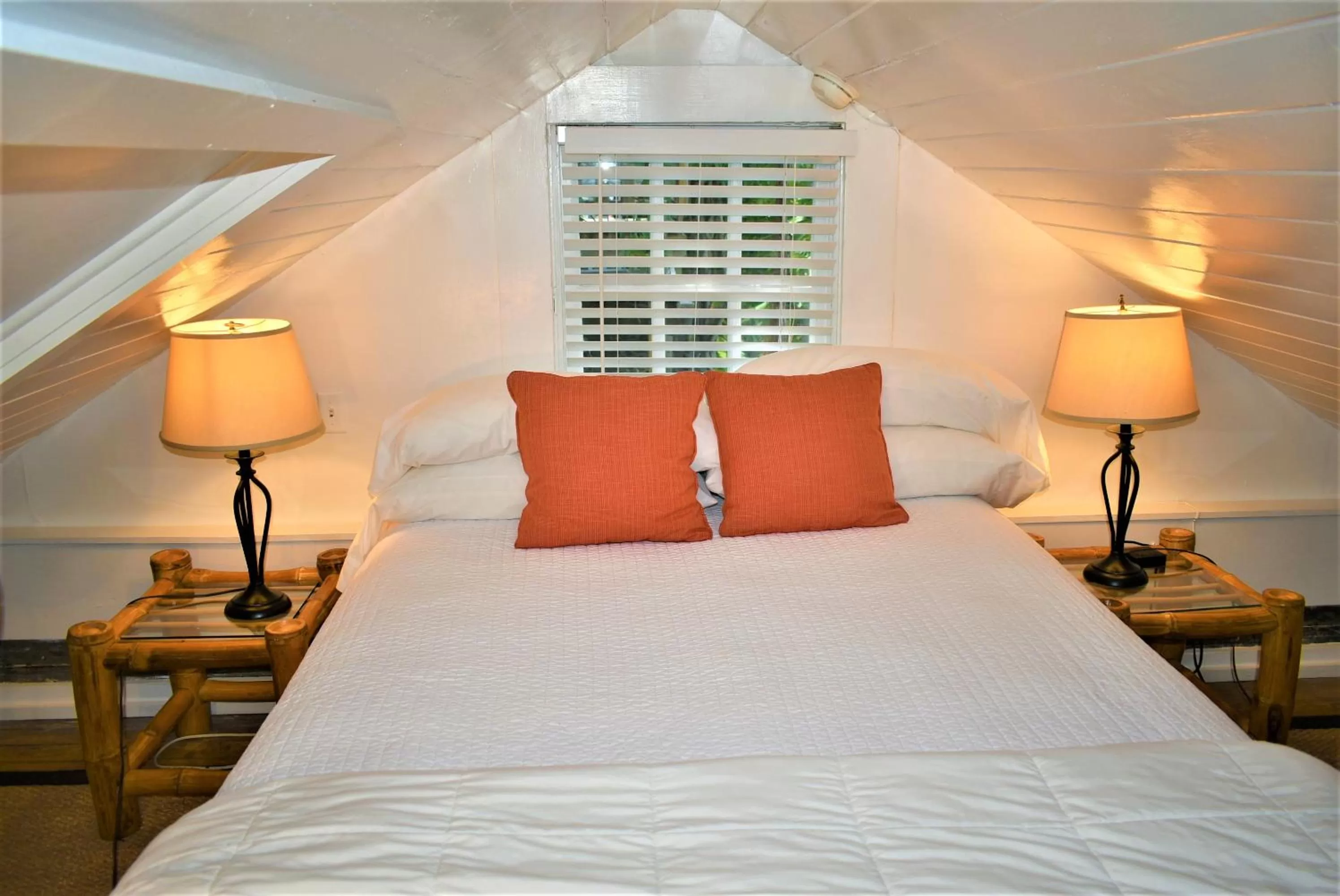 Bed in Simonton Court Historic Inn & Cottages