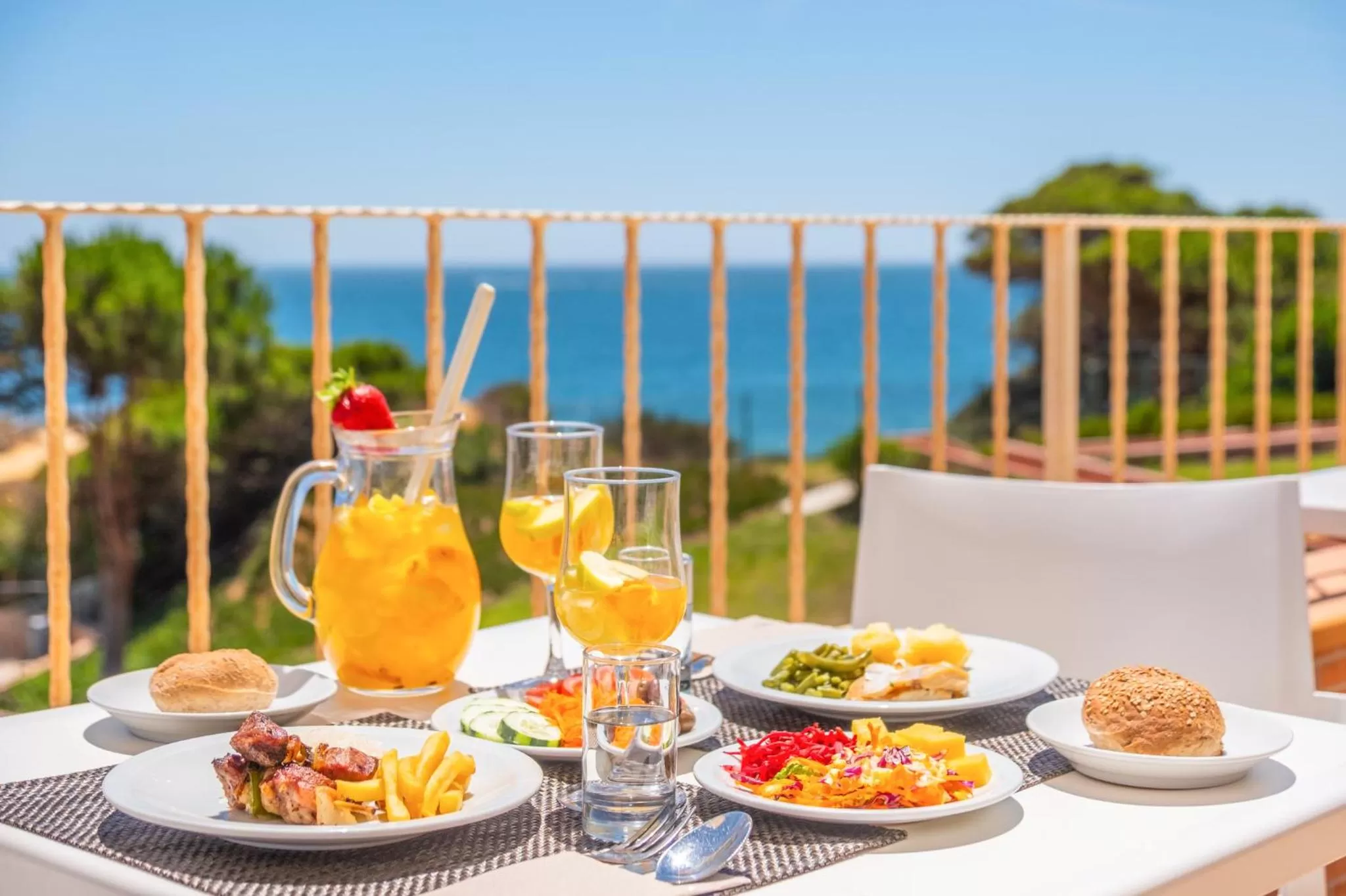 Food and drinks in Auramar Beach Resort